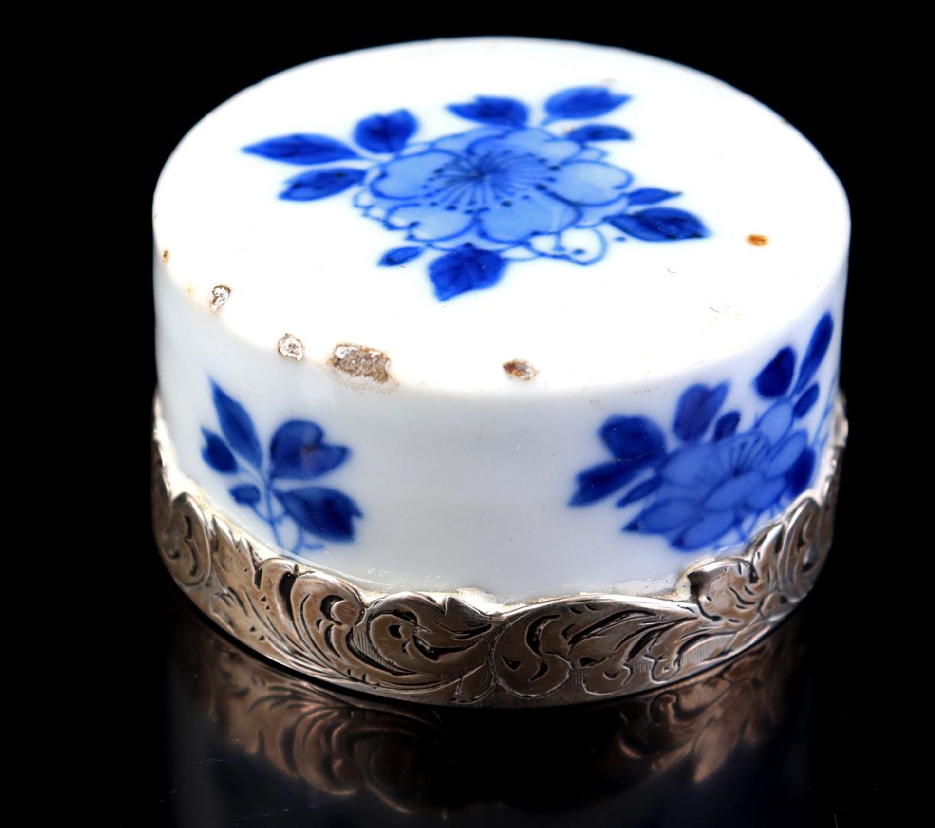 Blue and white hexagonal porcelain lidded pot  - Bild 4 aus 5