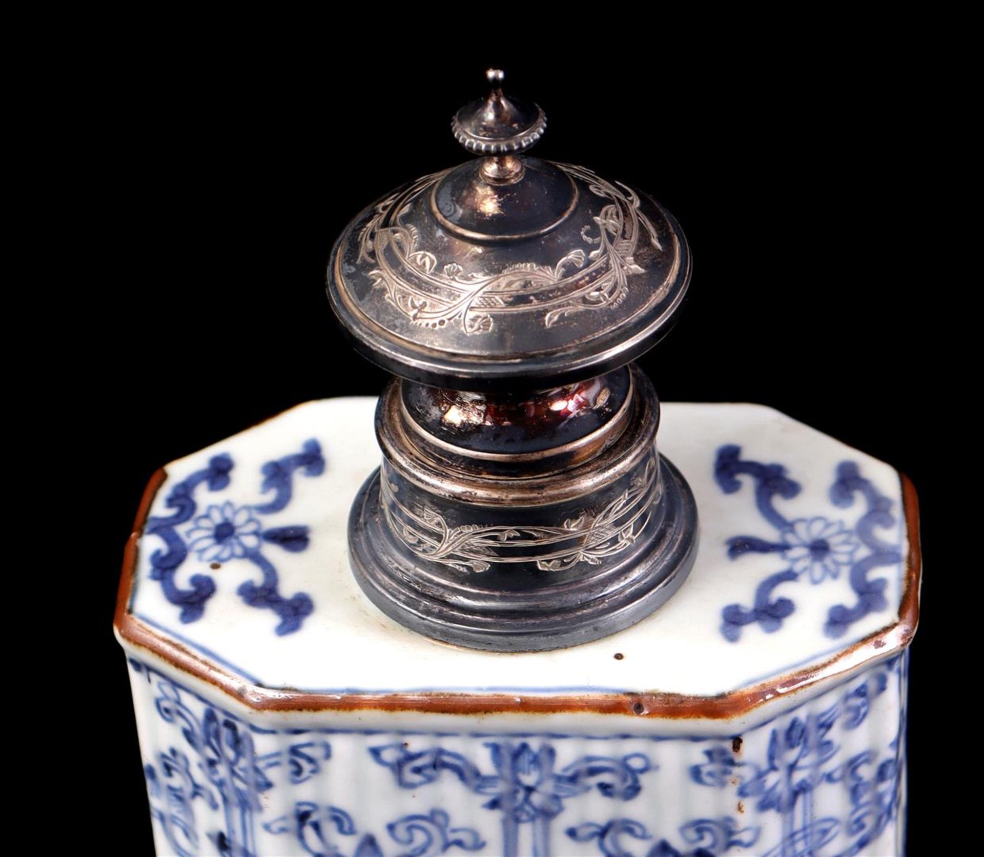 Porcelain tea caddy - Image 2 of 3