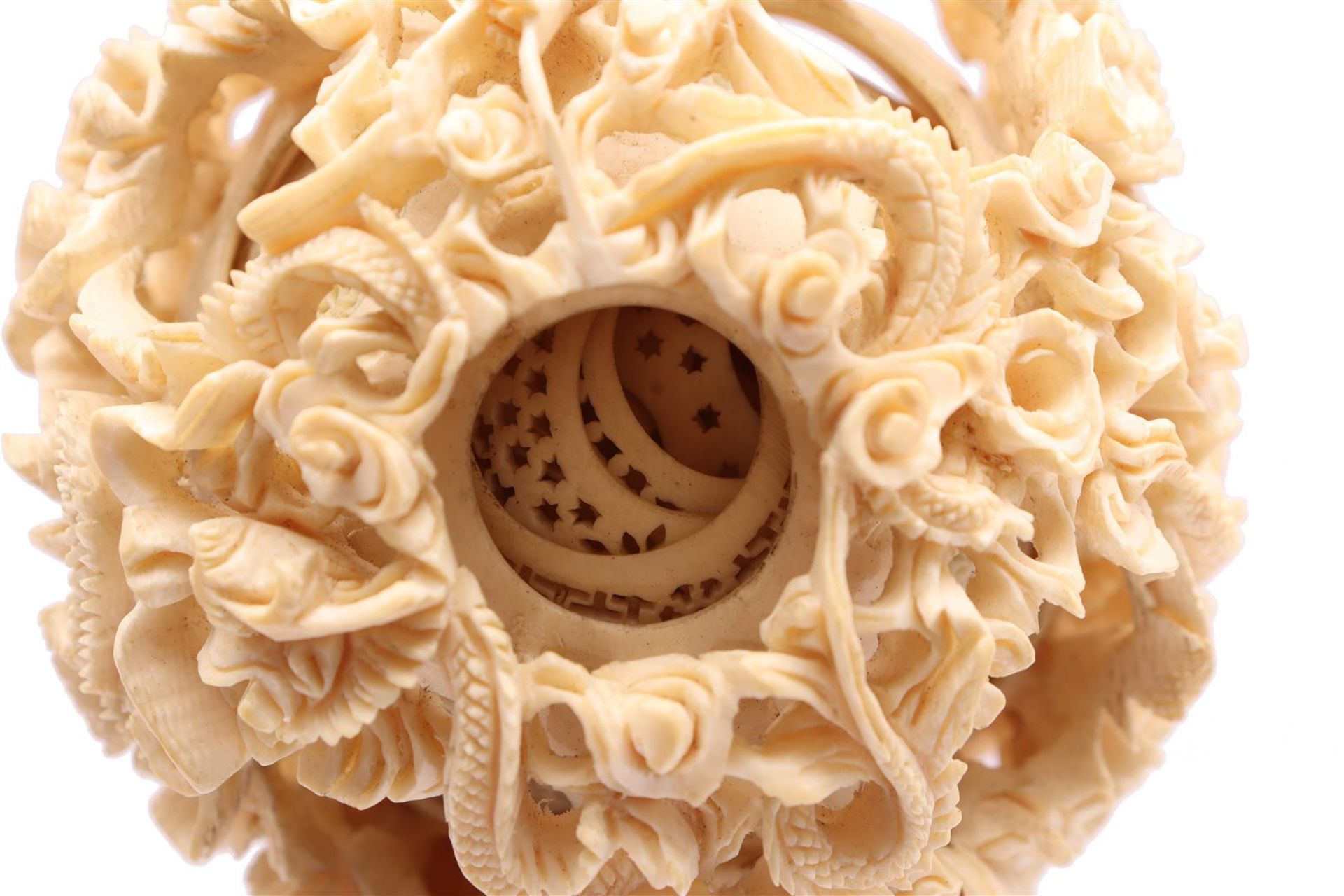 Richly carved ivory ball - Image 8 of 9