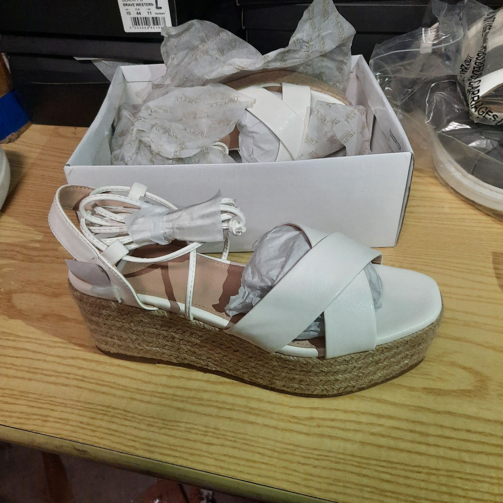 NEW & BOXED EMMY2 WHITE PU LADIES SHOES SIZE UK - 6/ EU 39.