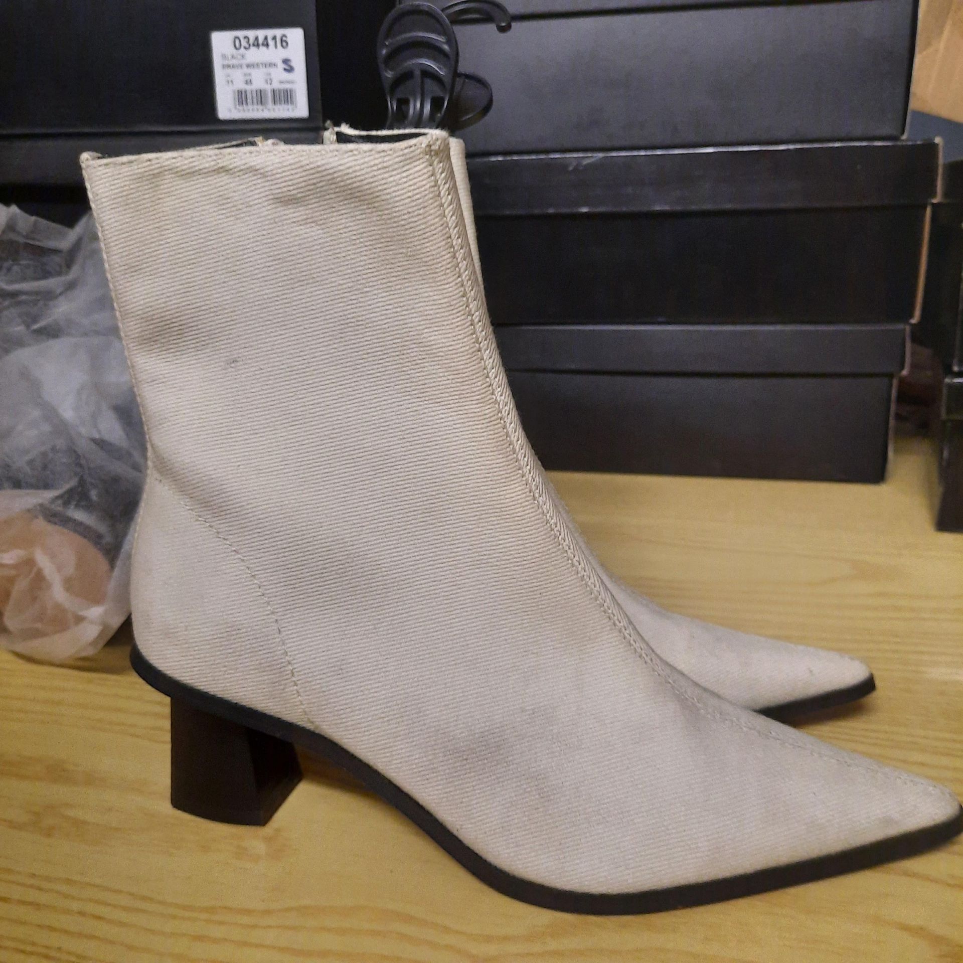 NEW & BAGUED WHITE MAILE LADIES BOOTS SLITTLY DIRT SIZE UK - 6/ EU - 39/ US - 8.5 COLLECTION BY