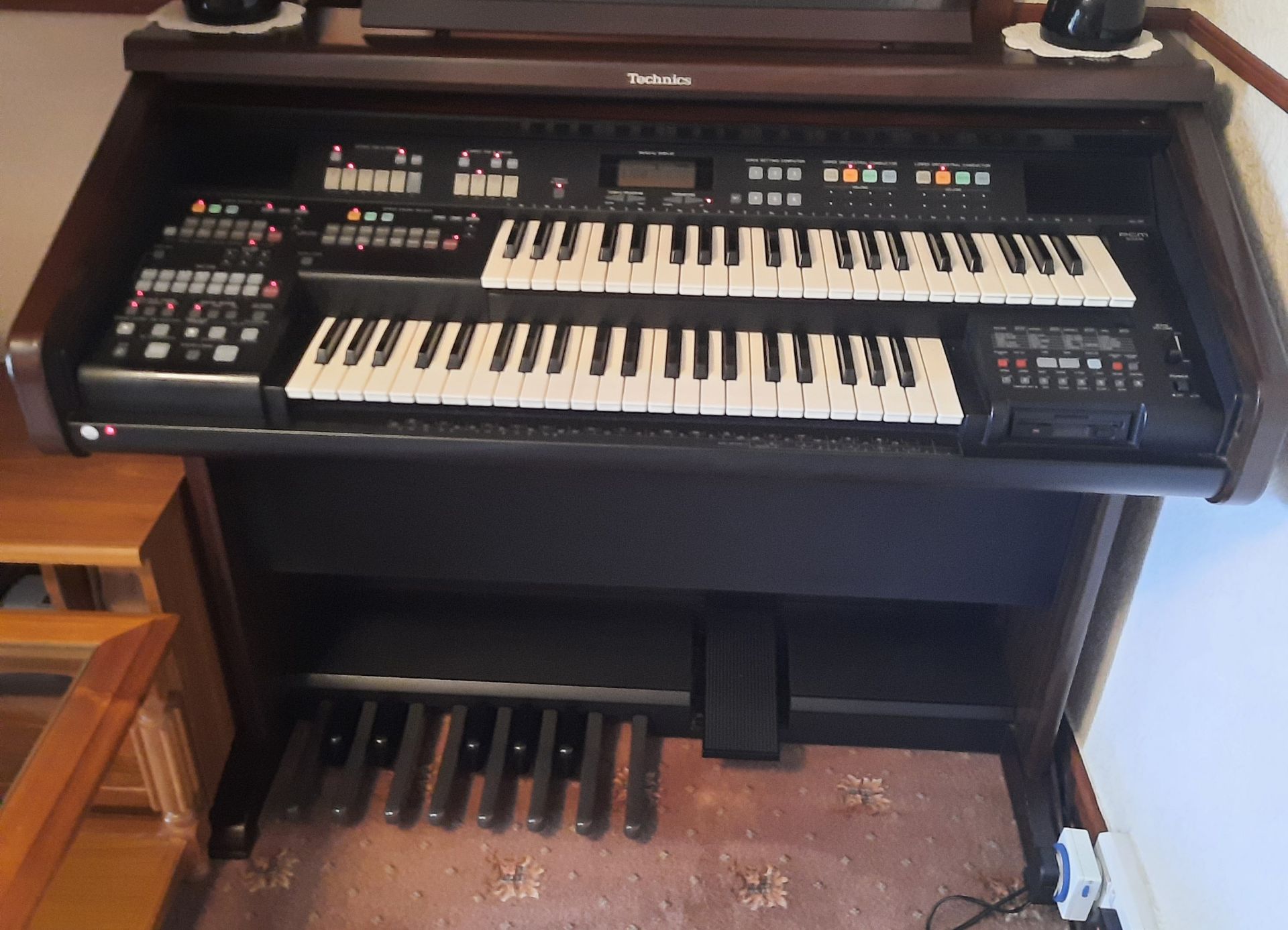 TECHNICS GA1 ORGAN IN VERY GOOD WORKING CONDITIONS, ONE OWNER FROM NEW. COSTING OVER £10,000 WHEN