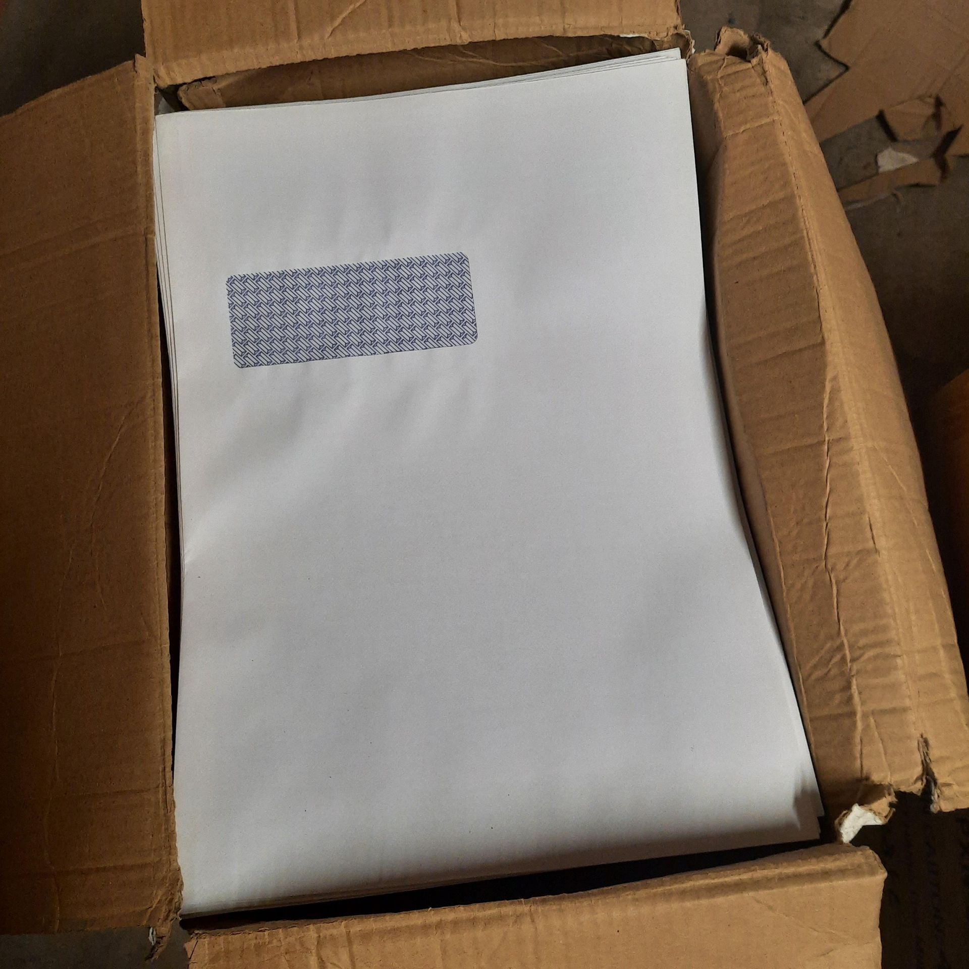 ONE BOXE OF C4 WHITE ENVELOPES WITH WINDOW AND SELF-SEAL. 100G 324 X 229MM