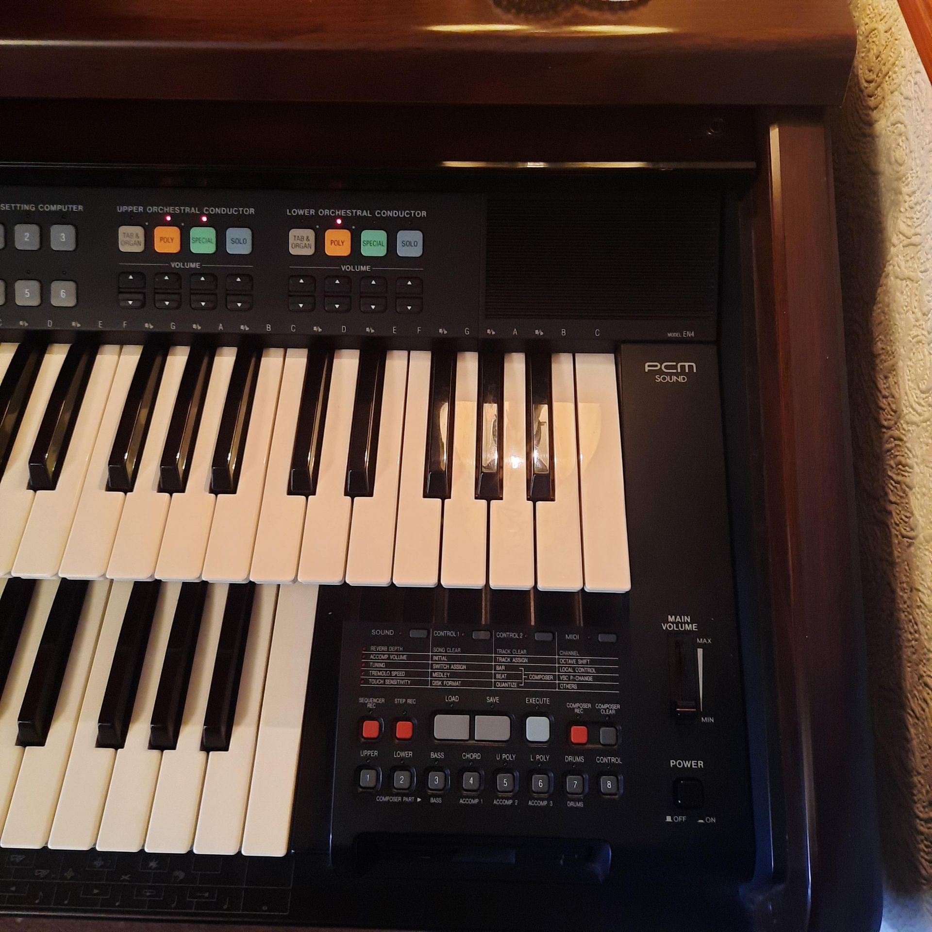 TECHNICS GA1 ORGAN IN VERY GOOD WORKING CONDITIONS, ONE OWNER FROM NEW. COSTING OVER £10,000 WHEN - Image 5 of 17