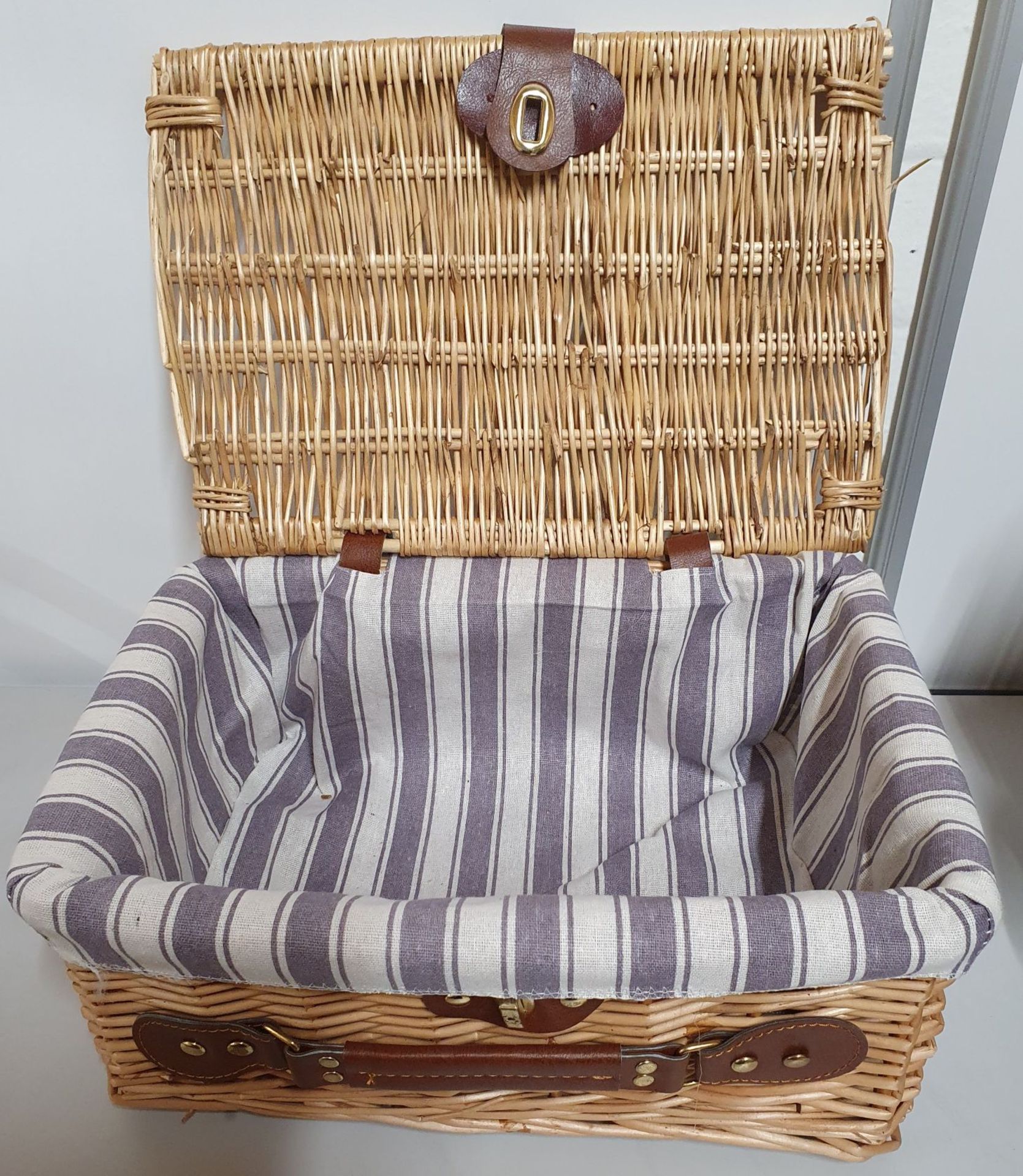 1 X WICKER BASKET SIZE: W-37CM H-17CM D-25CM *BLUE COLOURED LINING* RRP £10 - AS NEW - Image 2 of 2