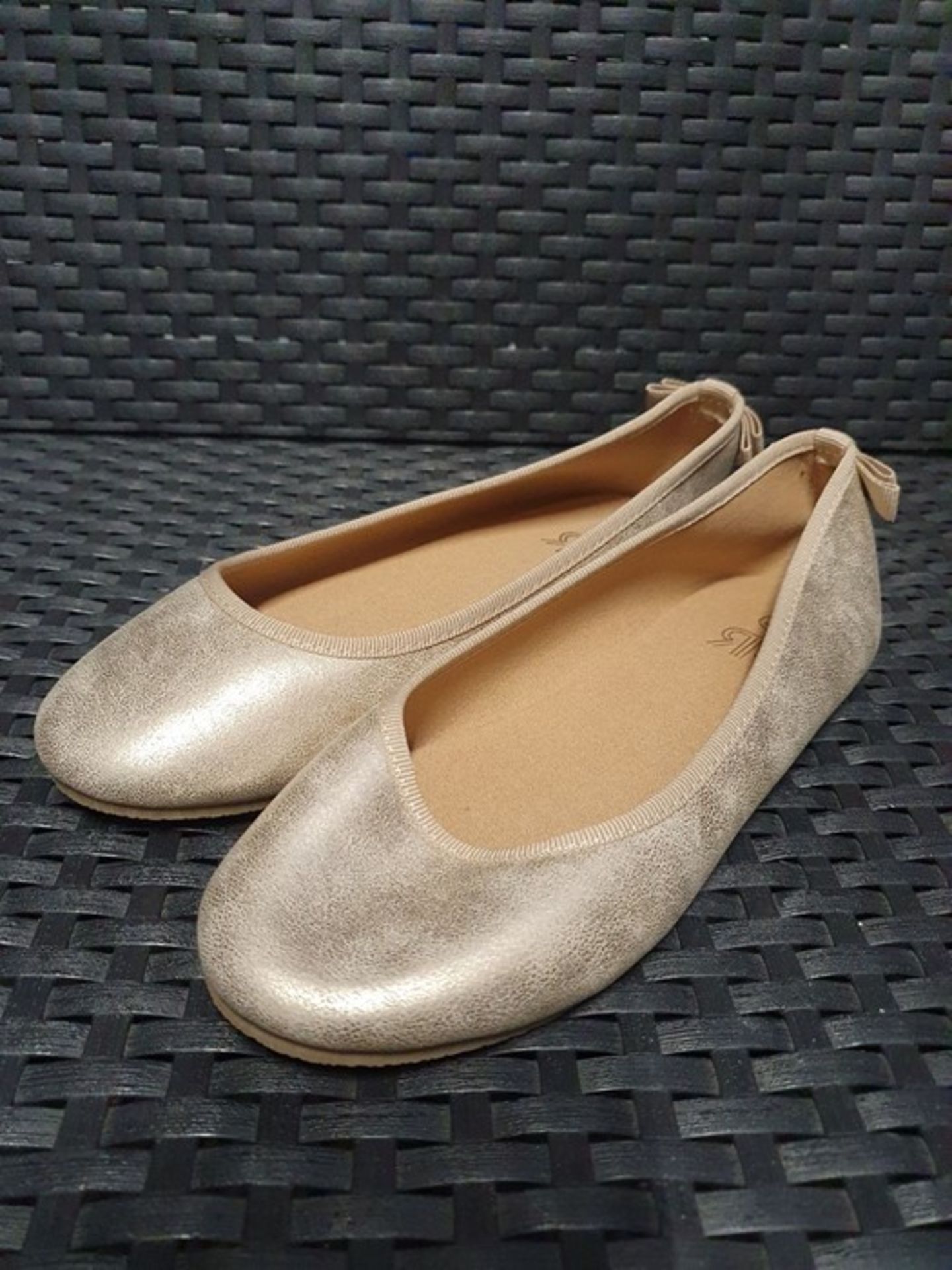 ONE PAIR OF LA REDOUTE COLLECTIONS BALLET FLATS IN GOLD - SIZE UK 4. RRP £15.00. GRADE A* - AS