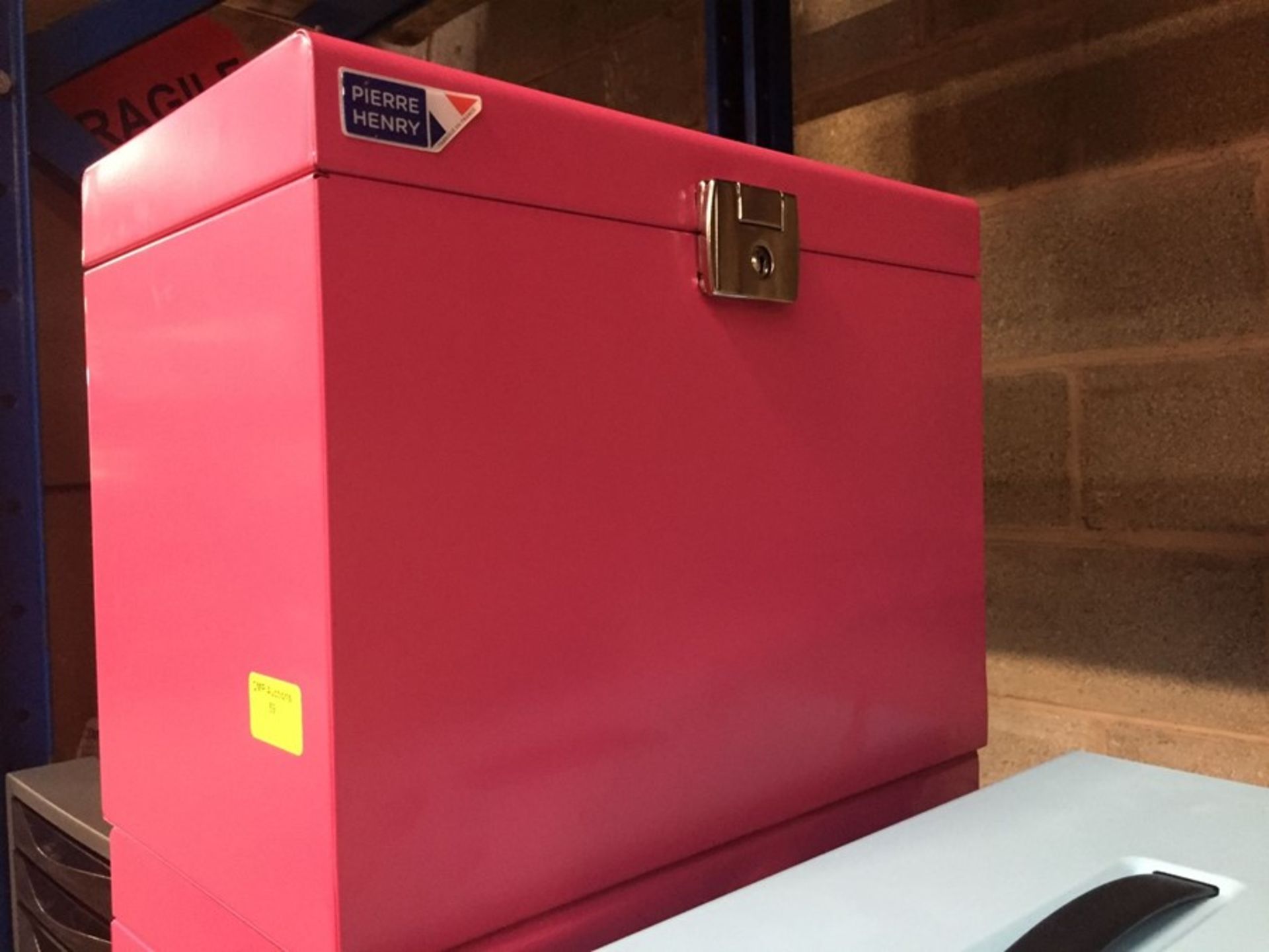 1 LOT TO CONTAIN A PINK METAL LOCKABLE STORAGE BOX