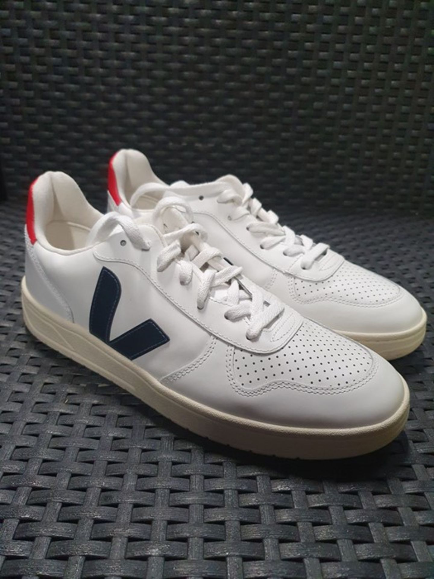 ONE PAIR OF VEJA CHROME FREE LEATHER LACE UP TRAINERS IN WHITE WITH NAVY/RED - SIZE UK 8. RRP £115.