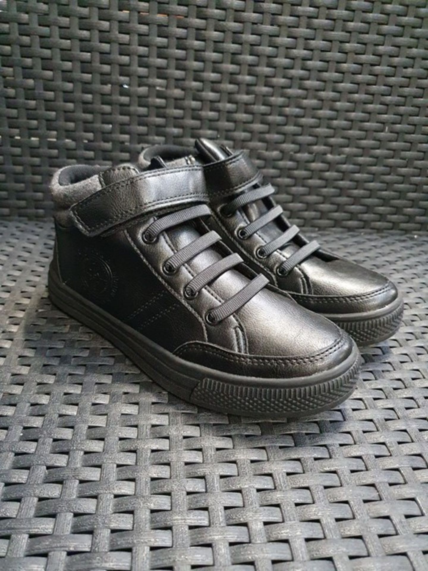 ONE PAIR OF LA REDOUTE COLLECTIONS KIDS HIGH TOP TRAINERS IN BLACK - SIZE UK 2.5. RRP £38.00 GRADE