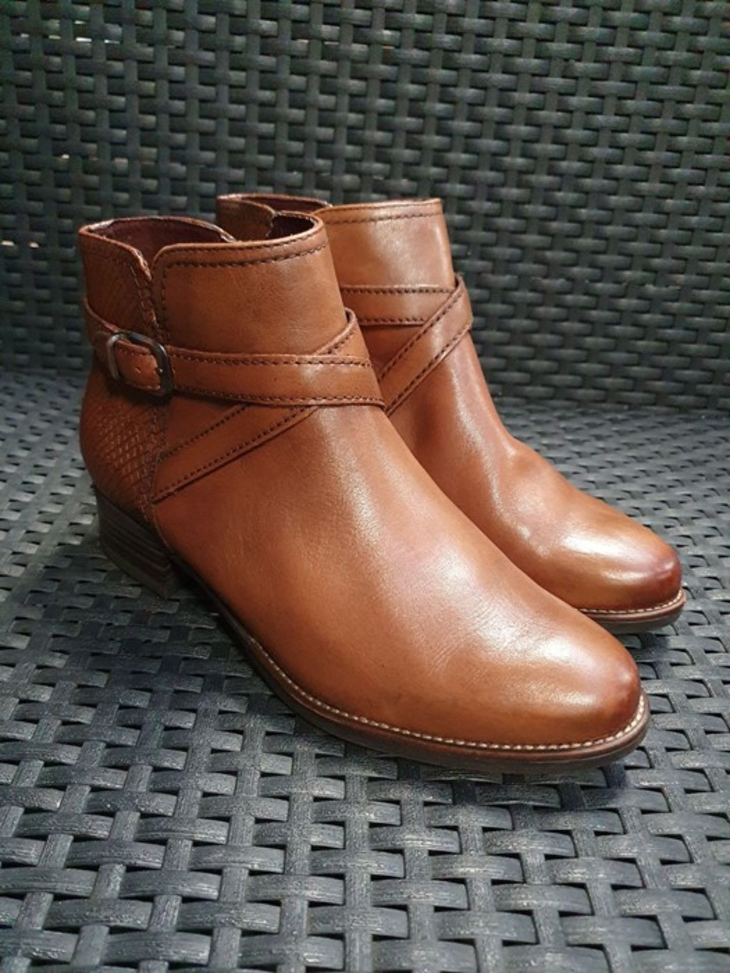 ONE PAIR OF TAMARIS LOTE LEATHER BOOTS IN BROWN - SIZE EU 37. RRP £80.00 GRADE A* - AS NEW WITH