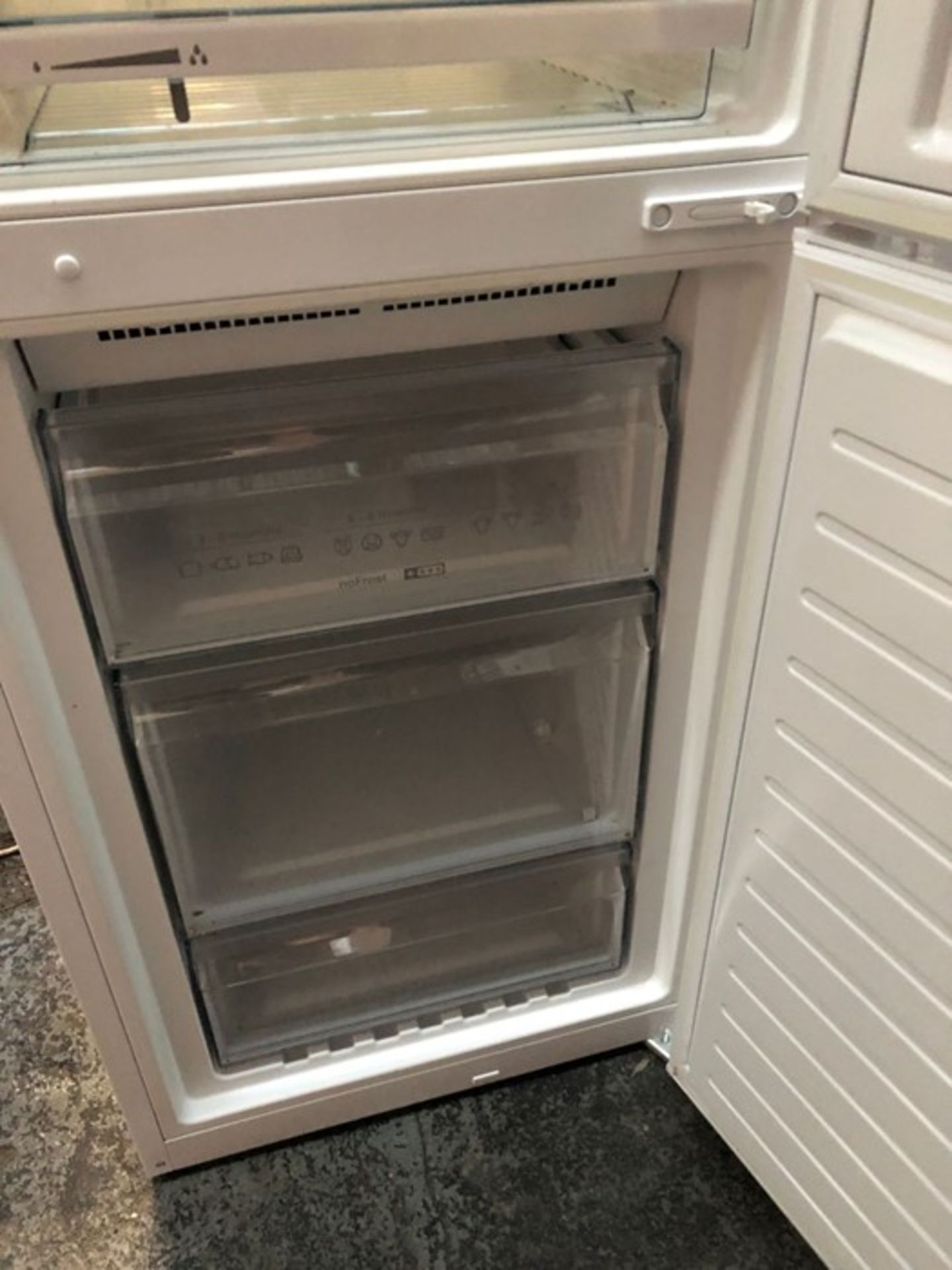 SIEMENS FRIDGE FREEZER - KG34NVW30G/17 / CONDITION REPORT: UNTESTED CUSTOMER RETURN. USED. SOME - Image 4 of 4