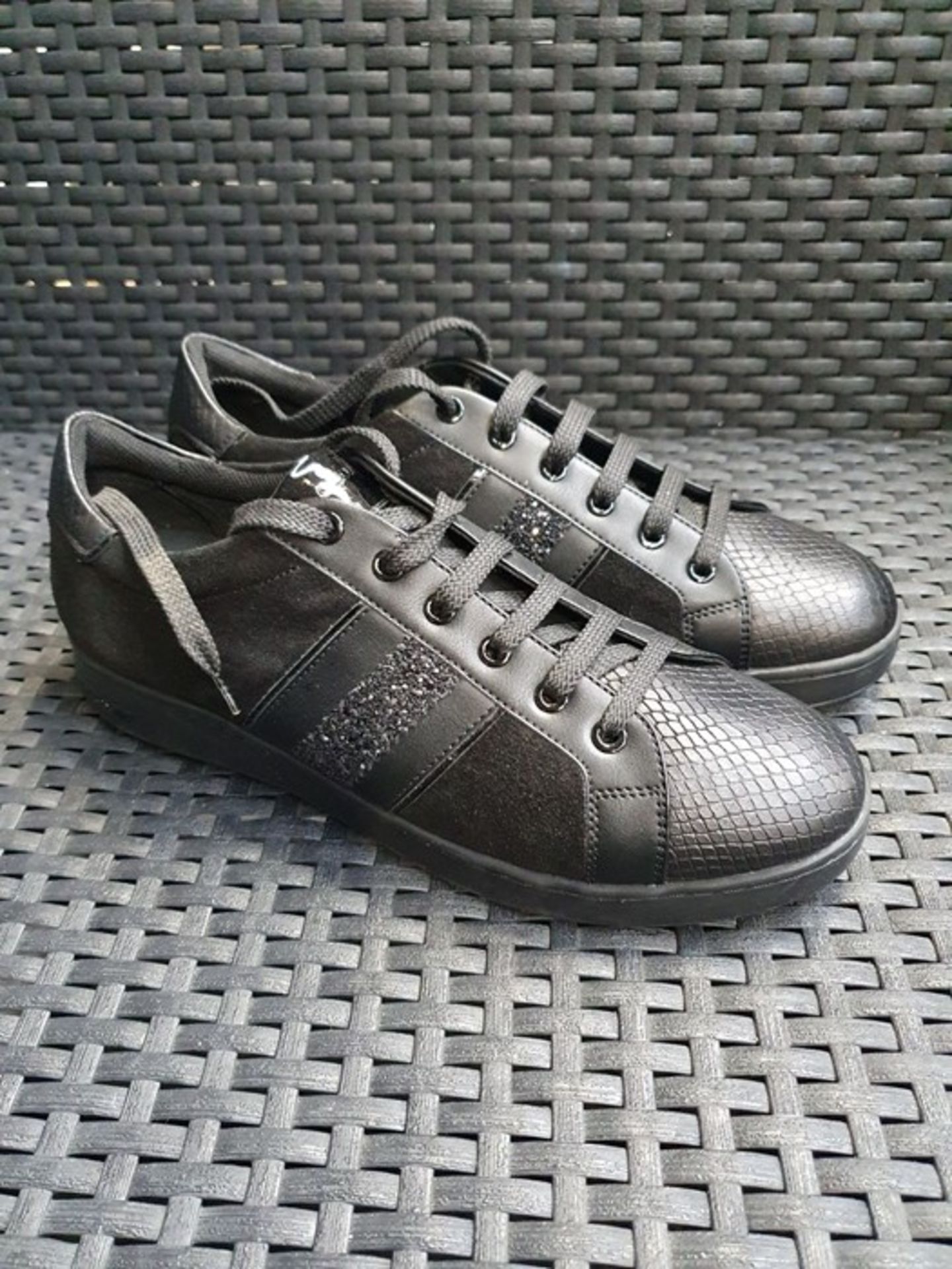 ONE PAIR OF GEOX JAYSEN LEATHER TRAINERS IN BLACK - SIZE UK 7. RRP £100.00 GRADE A* - AS NEW.