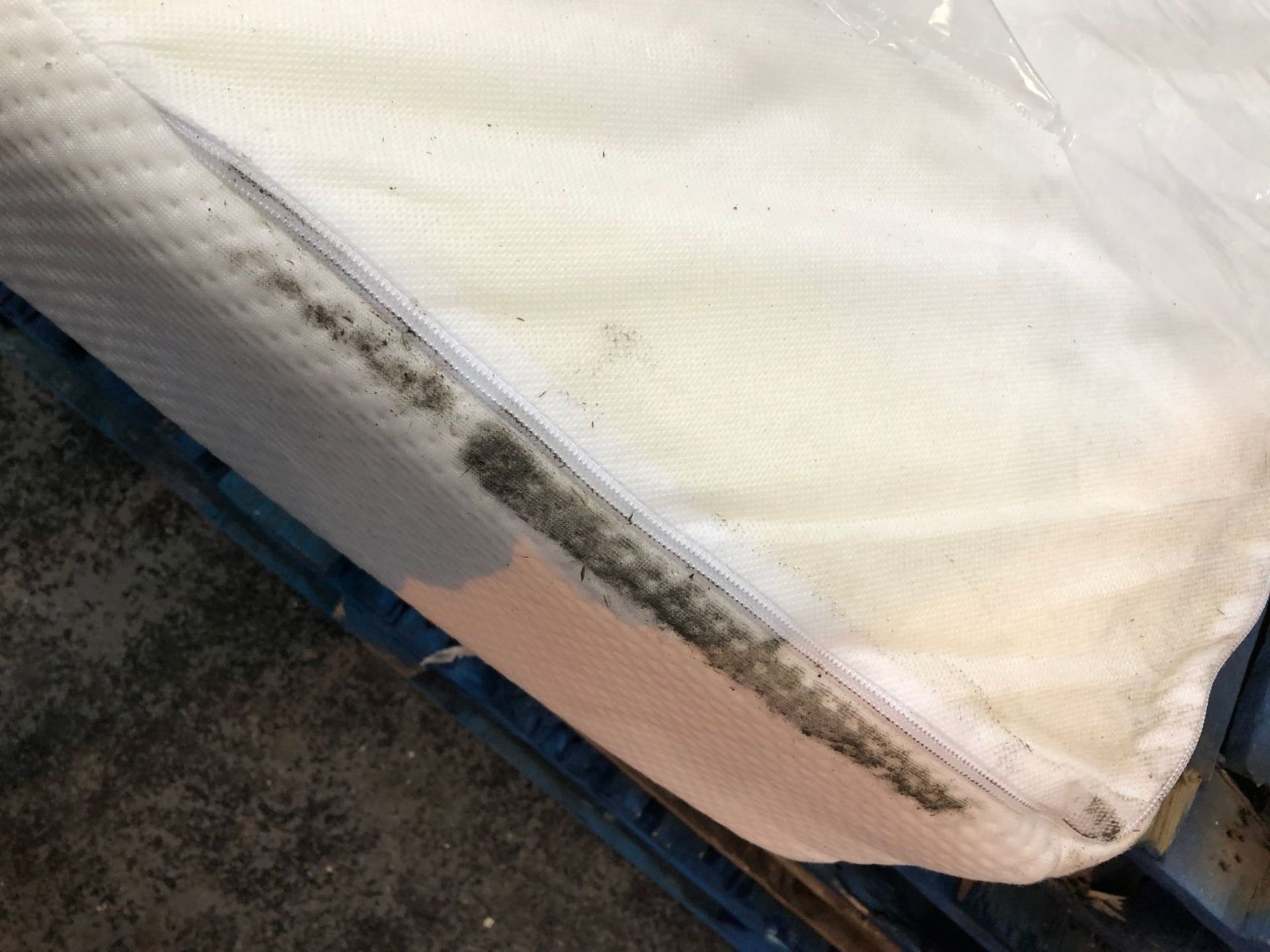 1 X SILENT NIGHT DOUBLE SIZED MEMORY FOAM MATTRESS (135 X 190CM) / CONDITION REPORT: DIRT STAINED - Image 2 of 2