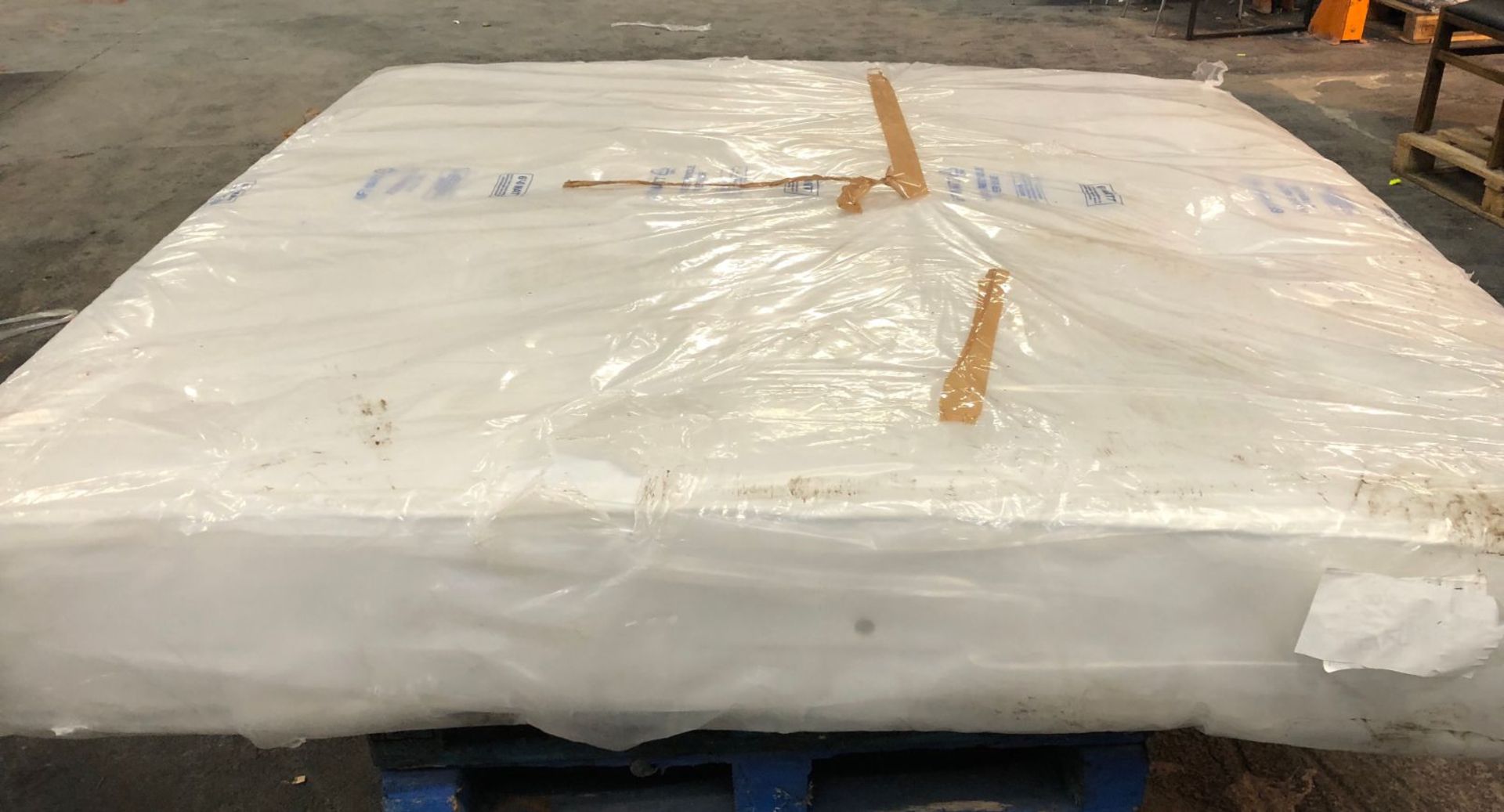 1 X SUPERKING SIZED POCKET SPRUNG MATTRESS (180 X 200CM) / CONDITION REPORT: NO APPARENT