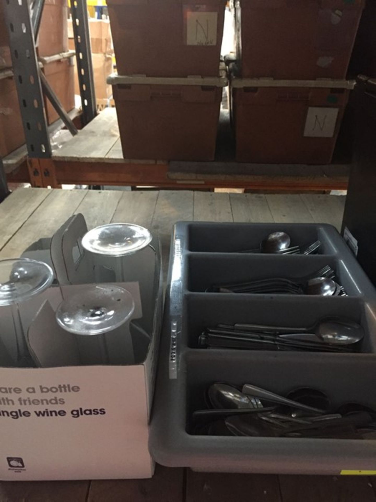 1 LOT TO CONTAIN A LARGE TRAY OF CUTLERY AND 6 GLASSES / USED