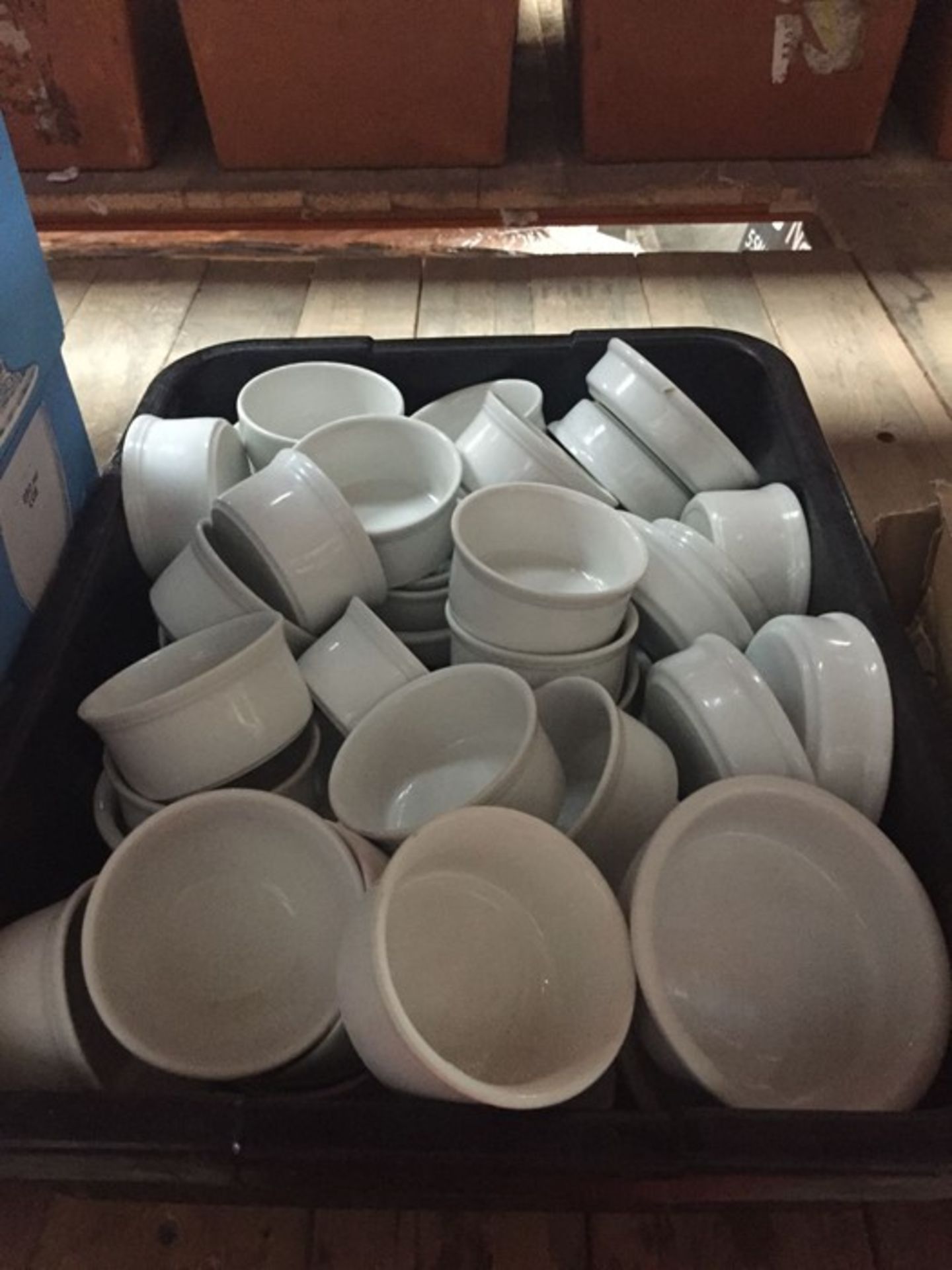 1 LOT TO CONTAIN A LARGE TRAY OF SOUP BOWLS, RAMAKINS, DIP BOWLS ETC