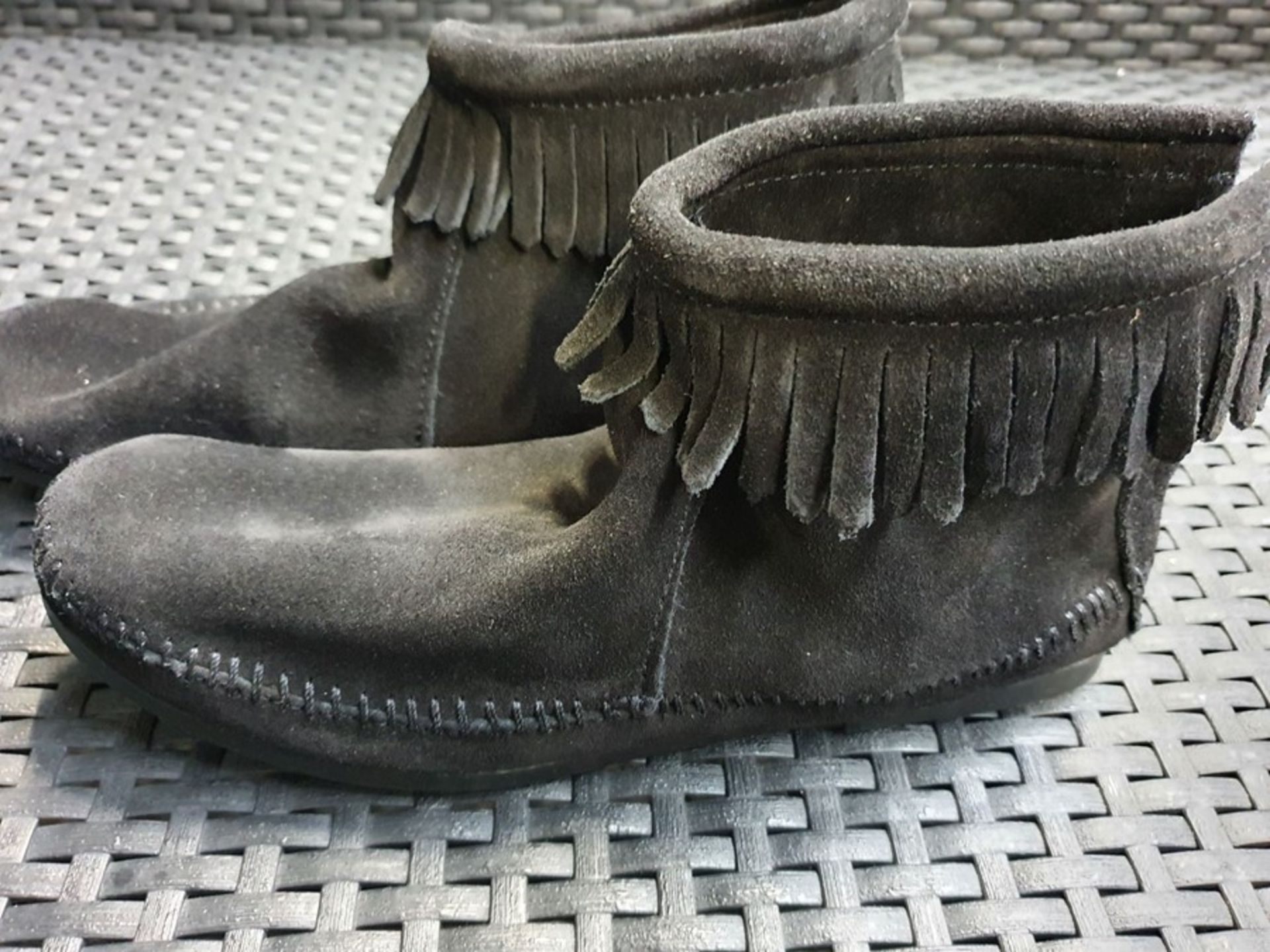 ONE PAIR OF MINNETONKA SUEDE FRINGED ANKLE BOOTS IN BLACK - SIZE UNKNOWN APPROX UK 5. RRP £75.00 - Image 2 of 2