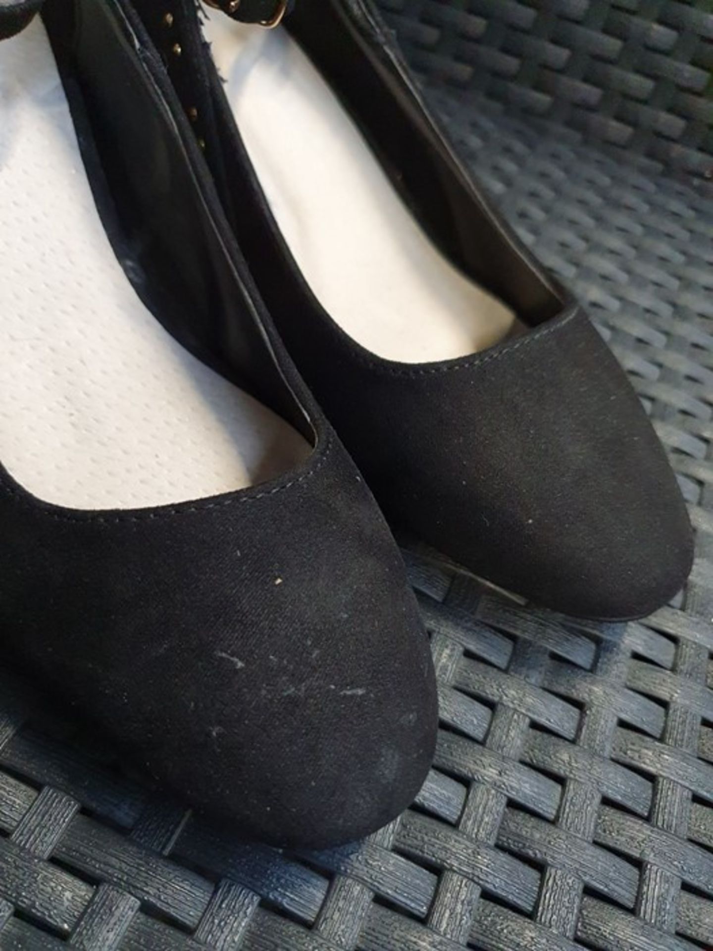 ONE PAIR OF LA REDOUTE COLLECTIONS HEELED BALLET PUMPS WITH STUD DETAILS IN BLACK - SIZE UK 4. - Image 2 of 2