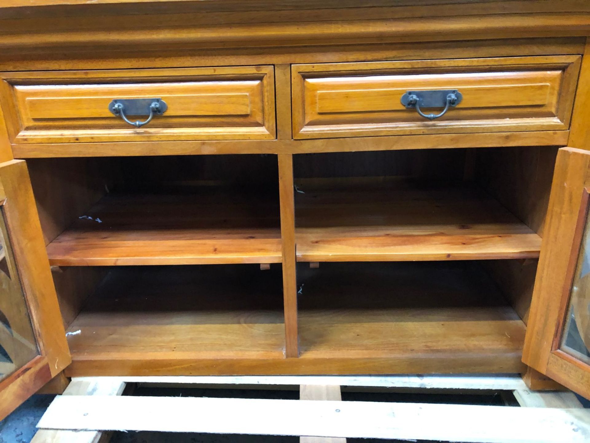 SOLID WOOD 2-DOOR 2-DRAWER FLORAL STYLE SIDEBOARD / CONDITION REPORT: SIGNS OF WEAR AND TEAR, CHIPS, - Image 2 of 4