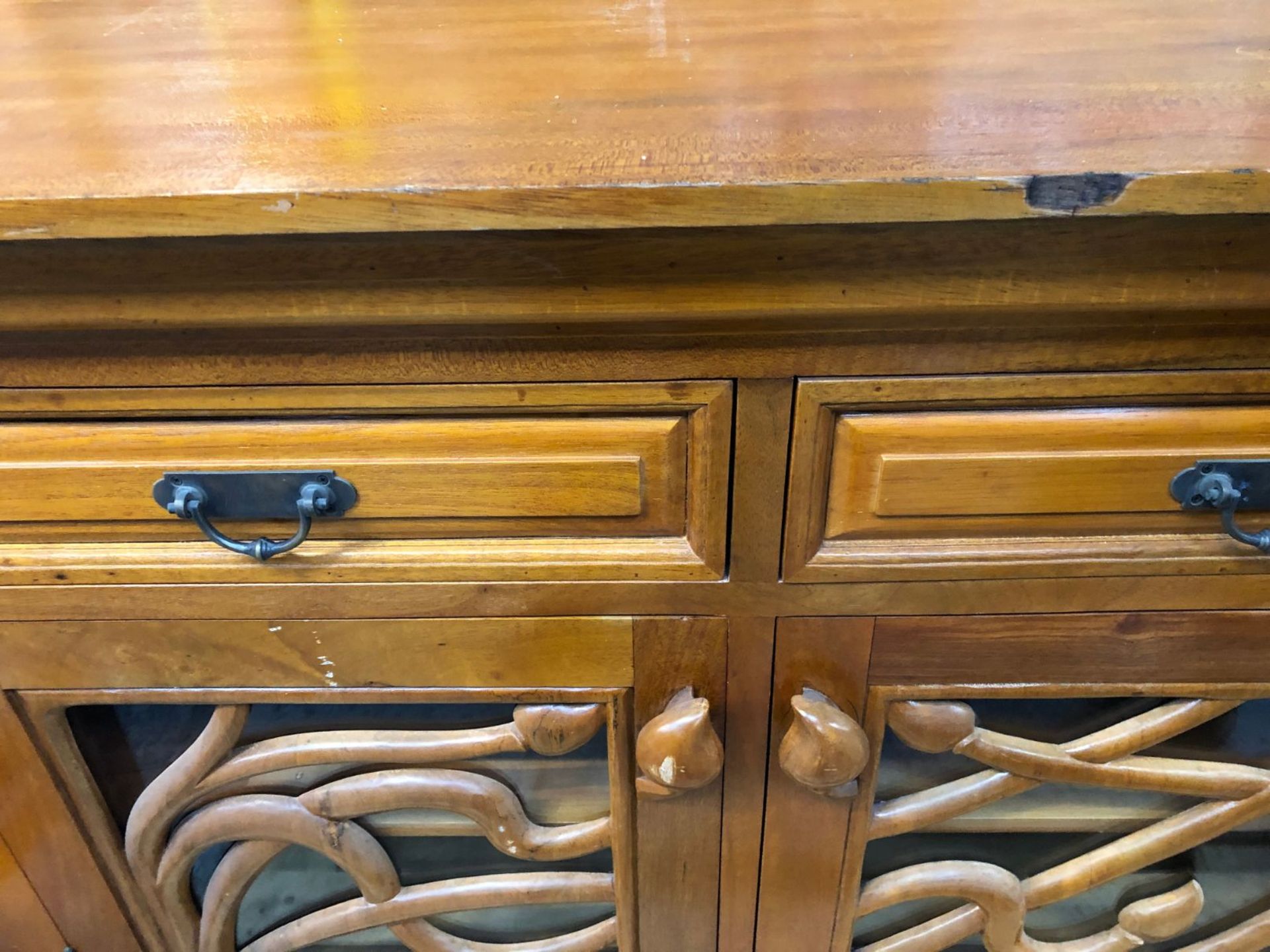 SOLID WOOD 2-DOOR 2-DRAWER FLORAL STYLE SIDEBOARD / CONDITION REPORT: SIGNS OF WEAR AND TEAR, CHIPS, - Image 4 of 4