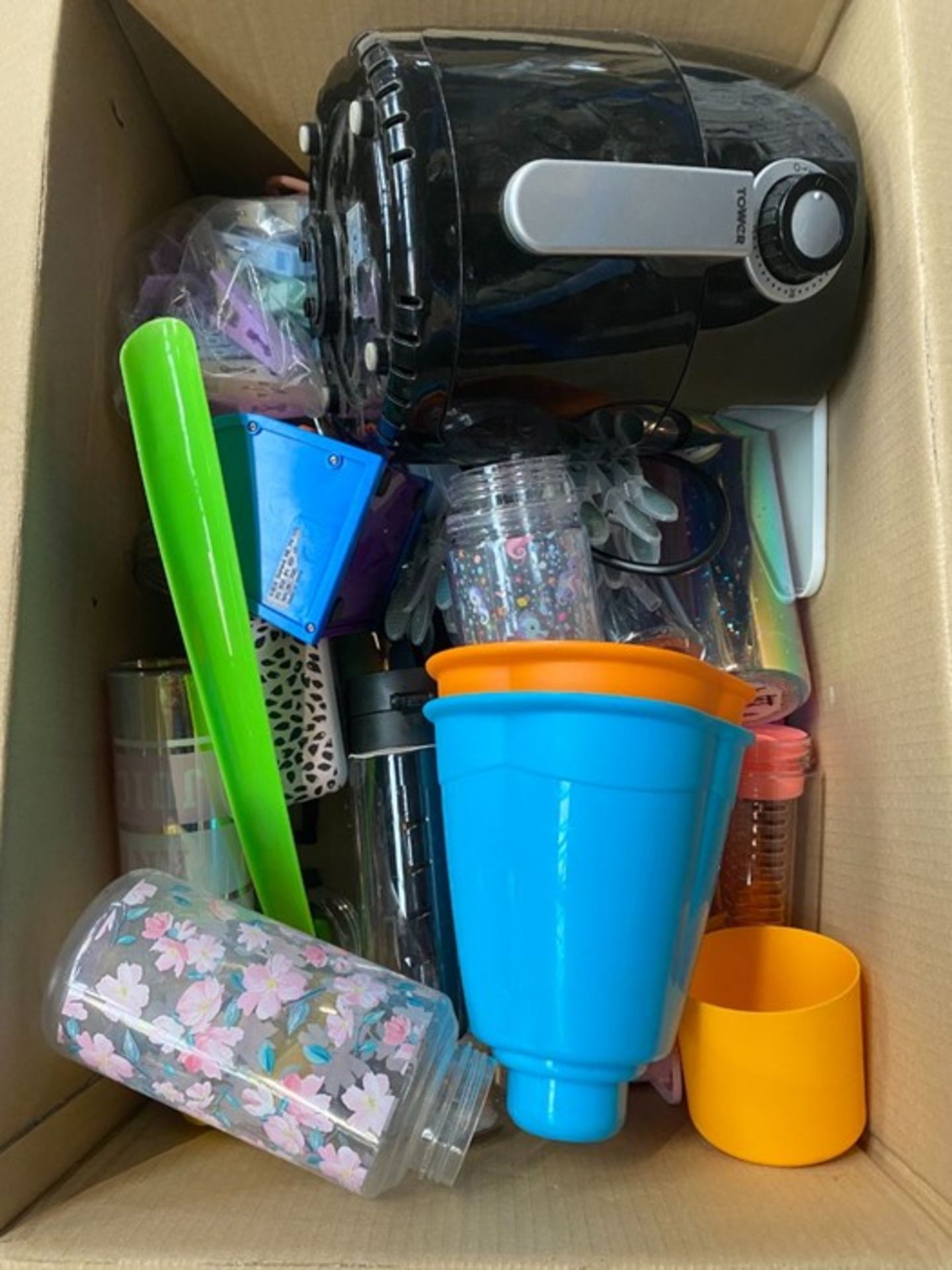 ONE LOT TO CONTAIN AN ASSORTMENT OF GOODS TO INCLUDE A TOWER AIR FRYER AND PLASTIC WATER BOTTLES (