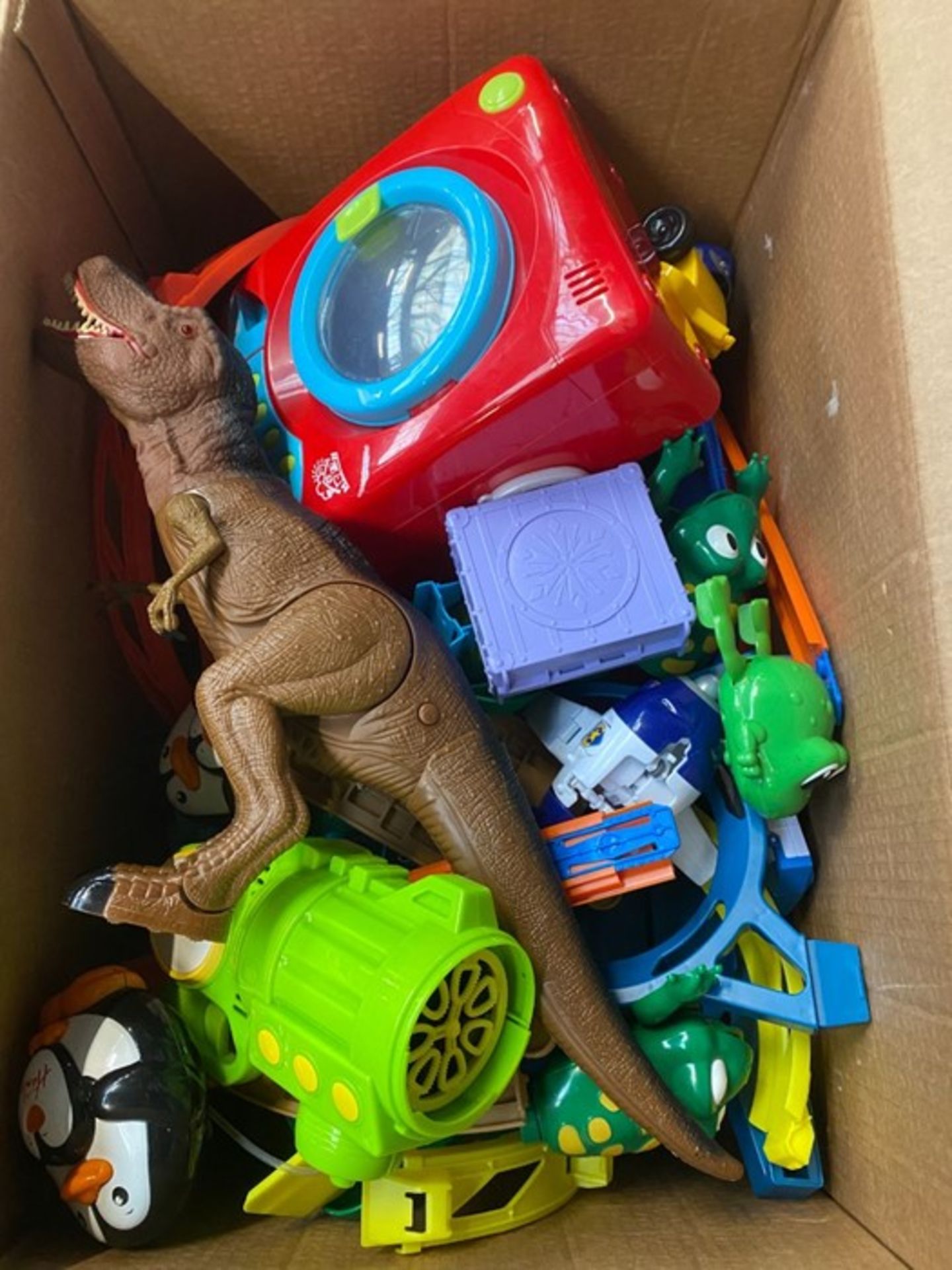 ONE LOT TO CONTAIN AN ASSORTMENT OF TOYS (CUSTOMER RETURNS UNTESTED BY DMR)