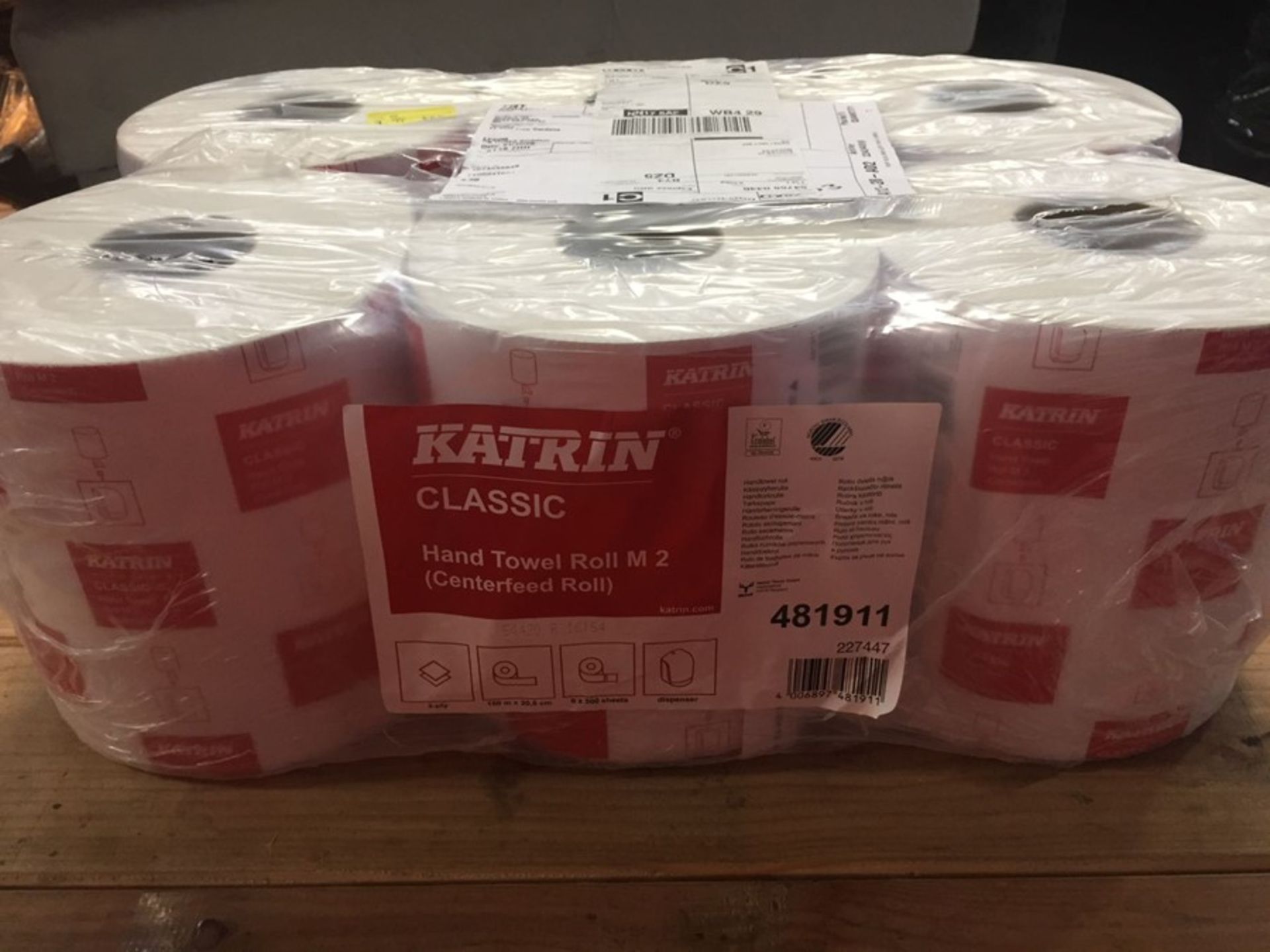 1 LOT TO CONTAIN A PACK OF 6 ROLLS OF KATRIN CLASSIC HAND TOWEL ROLL M 2 -L7