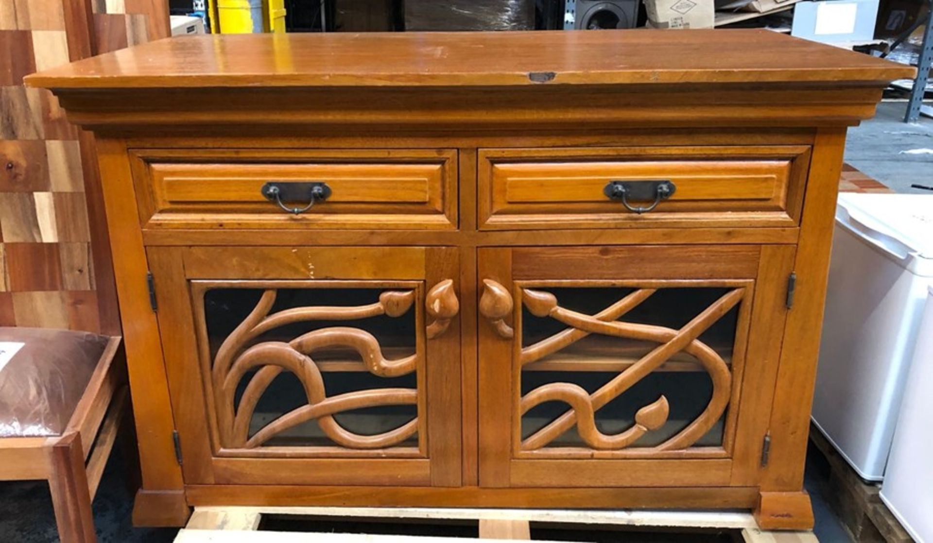 SOLID WOOD 2-DOOR 2-DRAWER FLORAL STYLE SIDEBOARD / CONDITION REPORT: SIGNS OF WEAR AND TEAR, CHIPS,