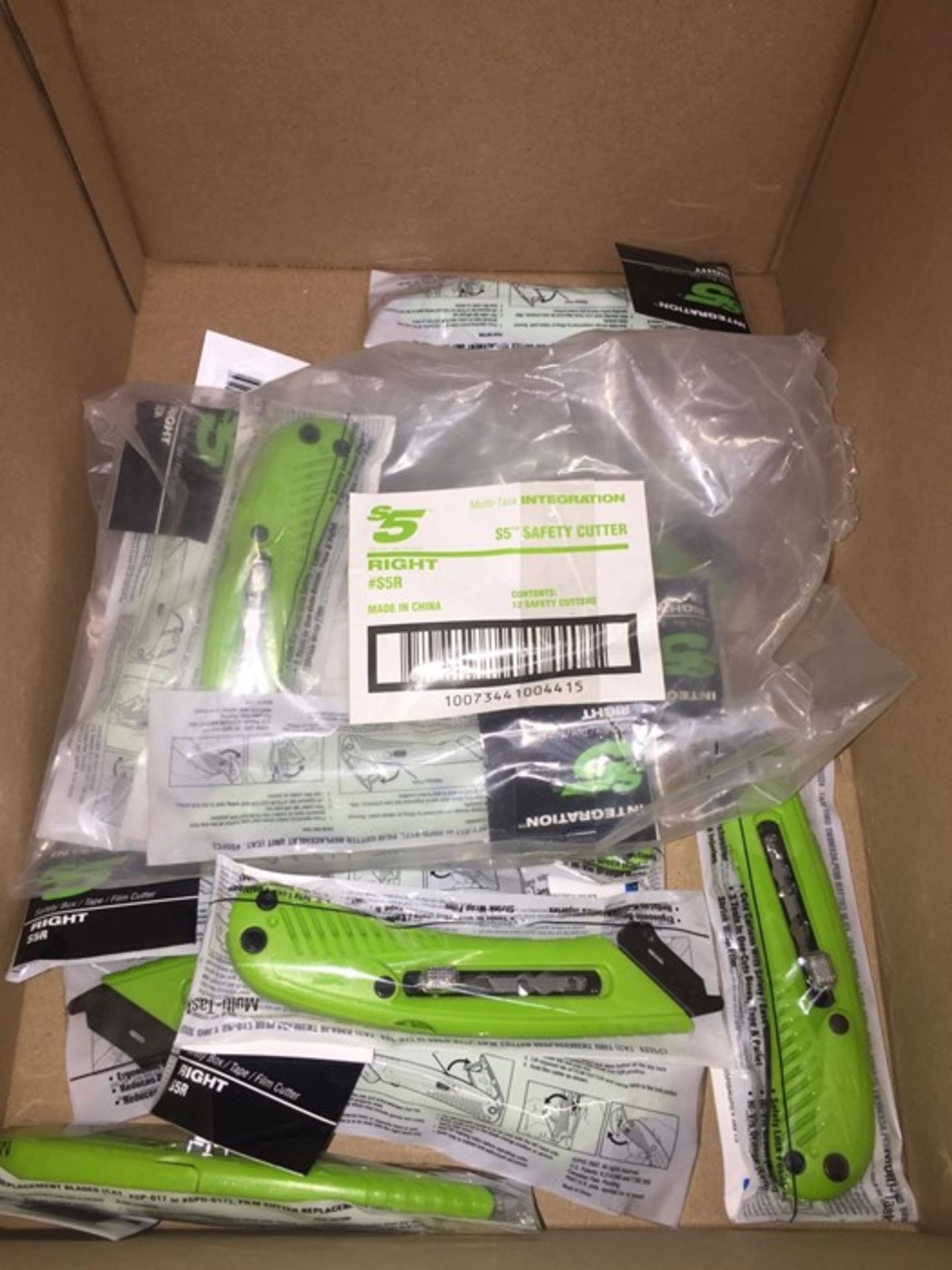 1 LOT TO CONTAIN A BOX OF S5 SAFETY CUTTERS IN GREEN L-8