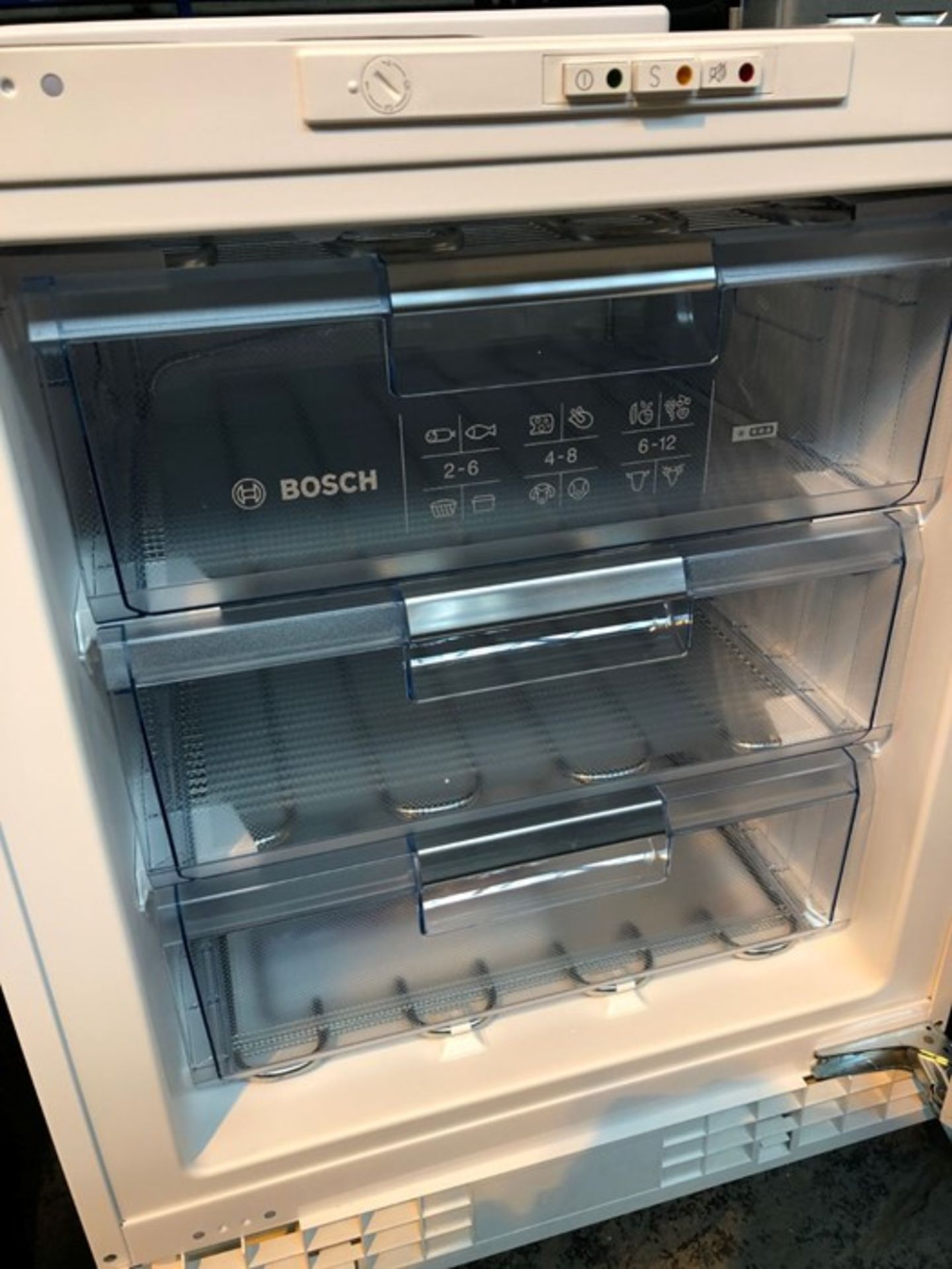 BOSCH SERIE 6 GUD15AFF0G INTEGRATED UNDER COUNTER FREEZER - Image 2 of 4