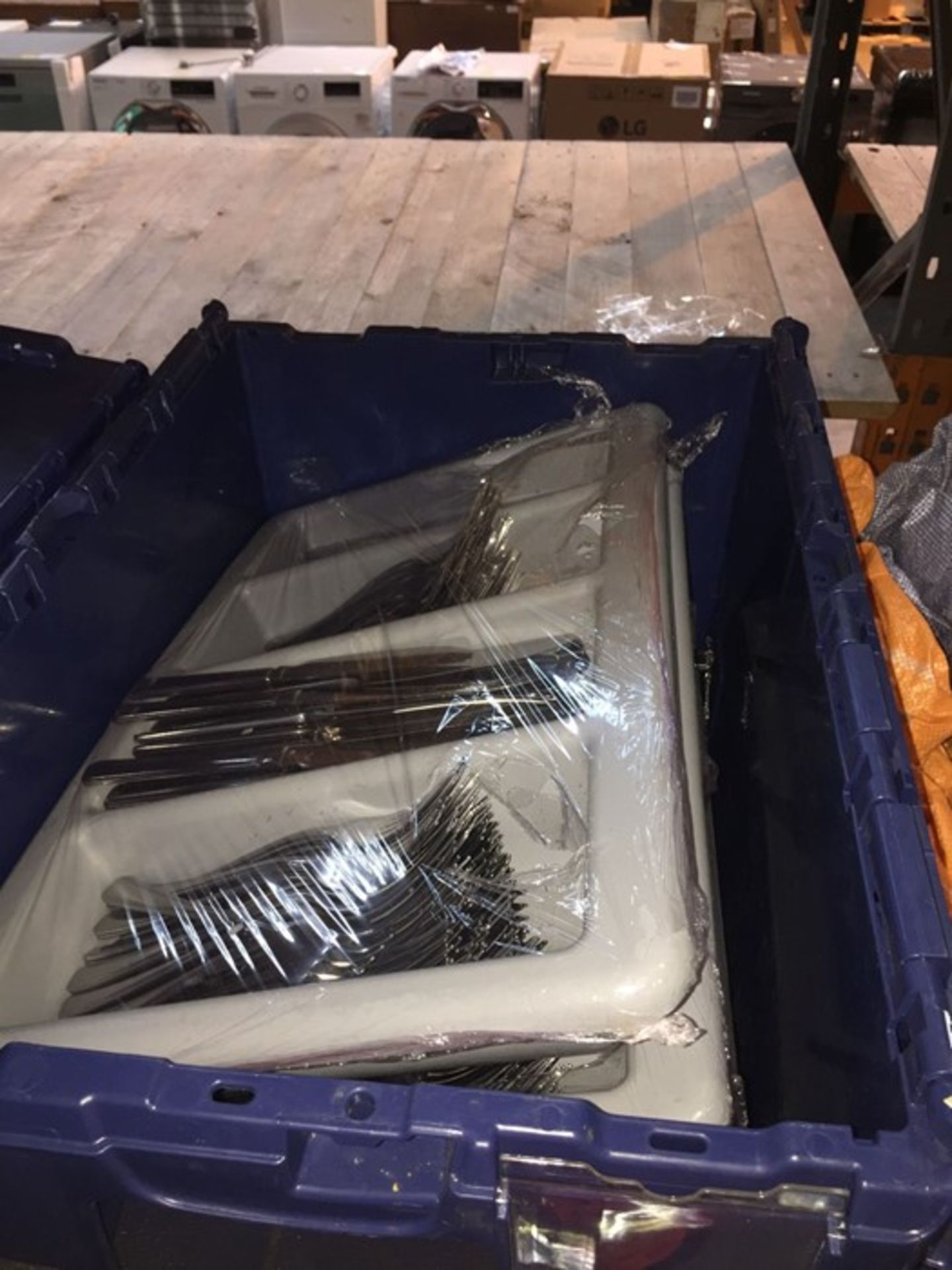 1 LOT TO CONTAIN A TOTE FULL WITH ASSORTED CUTLERY IN TRAY