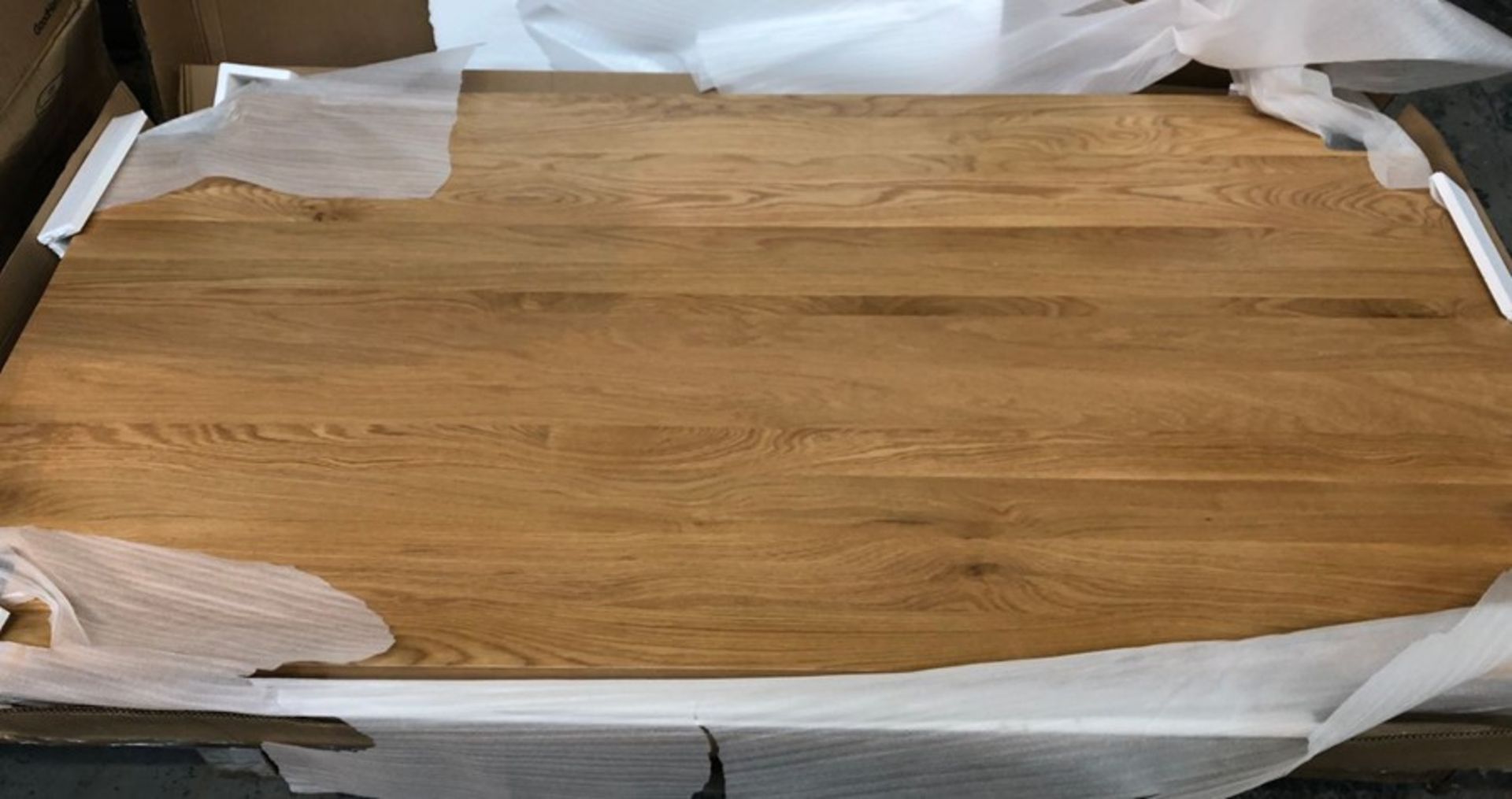 1 X BOXED CHUNKY SOLID WOOD DINING TABLE WITH LEGS / CONDITION REPORT: BOXED, NO APPARENT VISIBLE