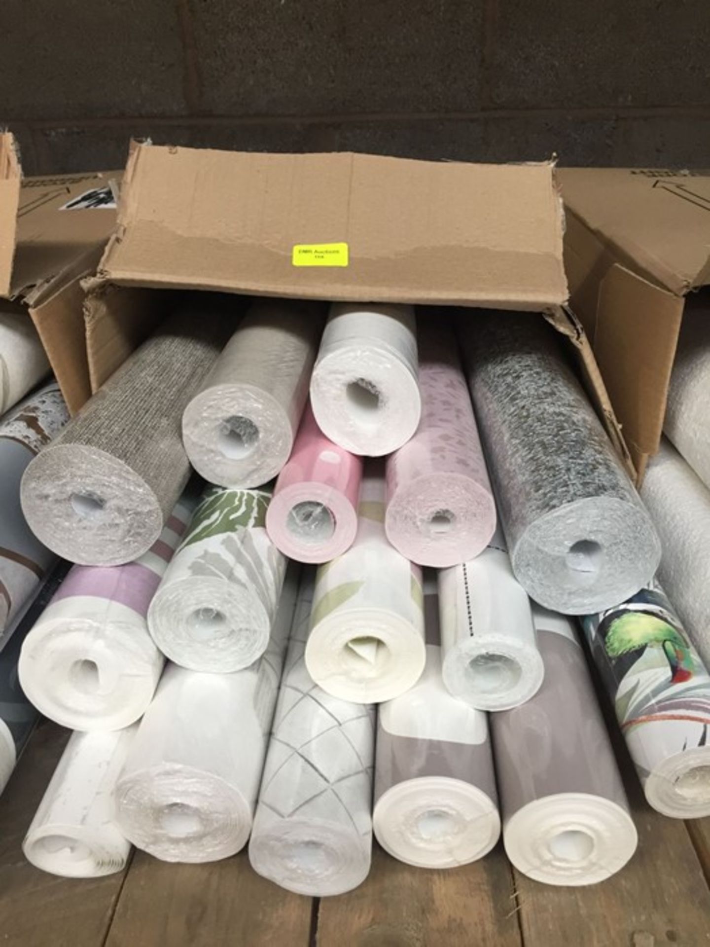 1 LOT TO CONTAIN A BOX OF ASSORTED WALLPAPER, THERE ARE 16 ROLLS IN THIS LOT, CONDITIONS VARY