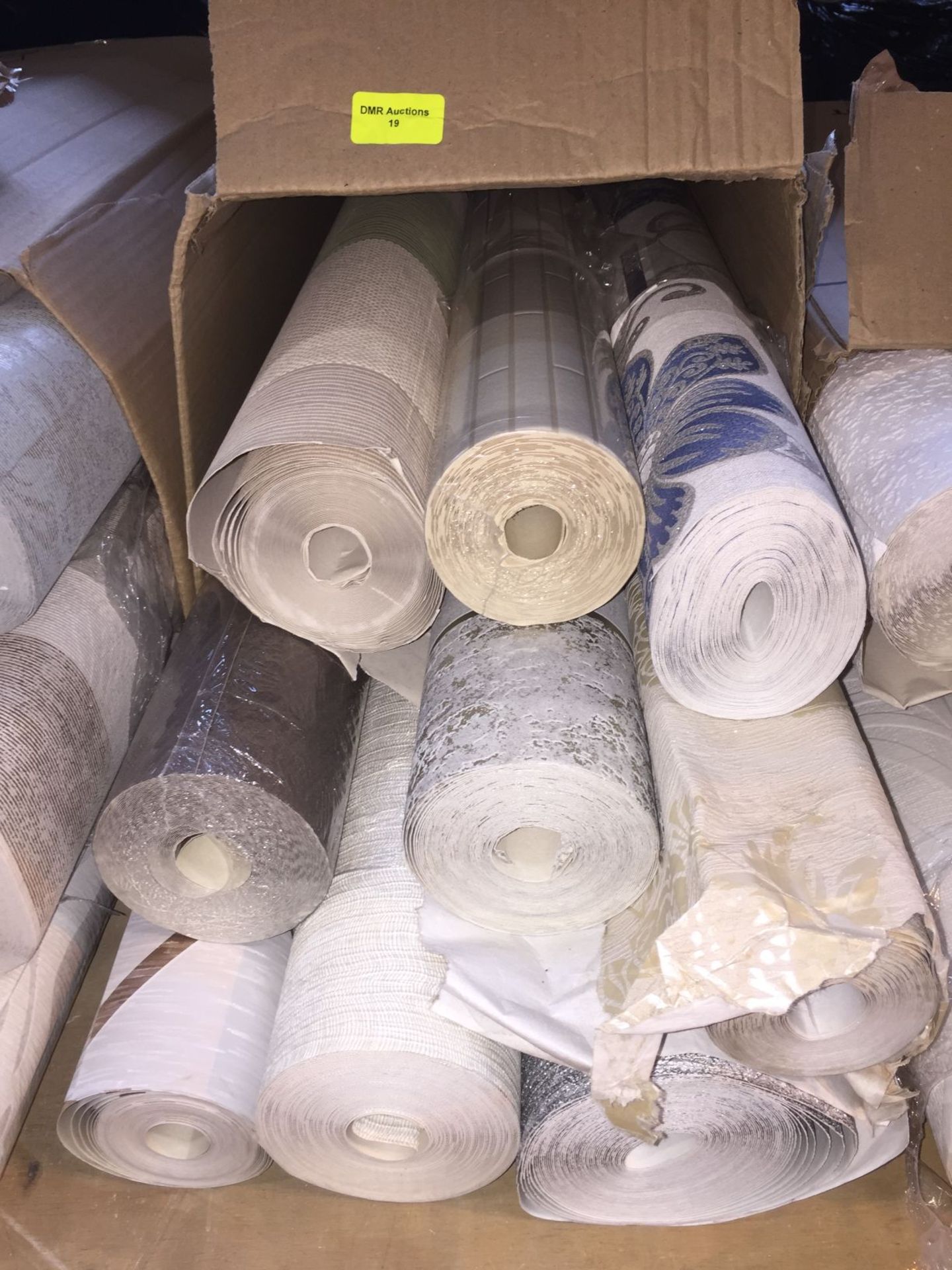 1 LOT TO CONTAIN A BOX OF ASSORTED WALLPAPER, THERE ARE 9 ROLLS IN THIS LOT, CONDITIONS VARY