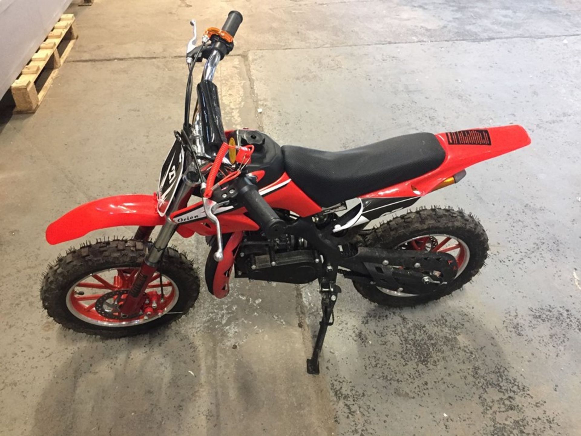 1 LOT TO CONTAIN A UNTESTED FALCON KIDS 49CC MINI DIRT BIKE IN RED, FULL FRONT AND REAR SUSPENSION /