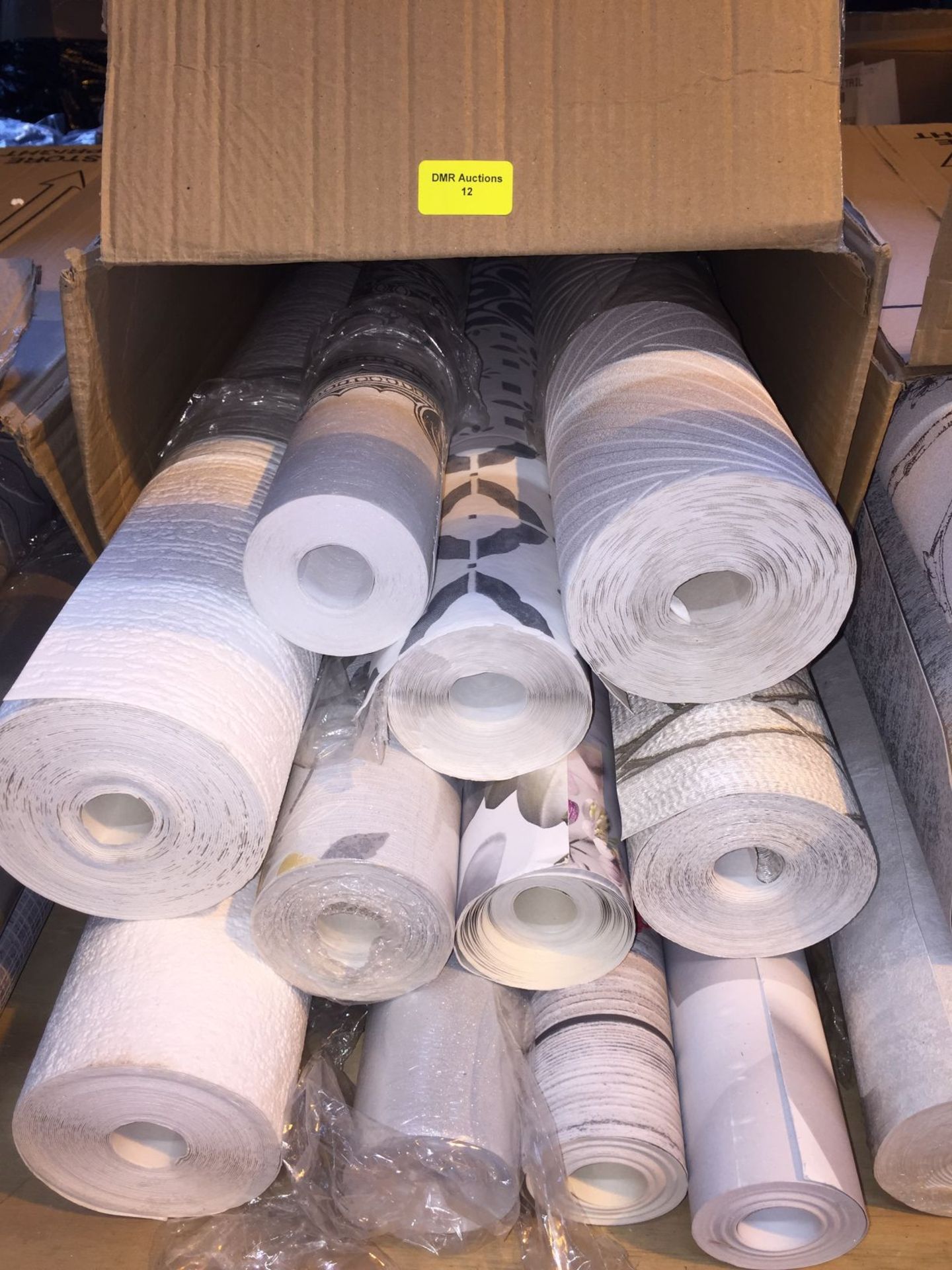 1 LOT TO CONTAIN A BOX OF ASSORTED WALLPAPER, THERE ARE 11 ROLLS IN THIS LOT, CONDITIONS VARY