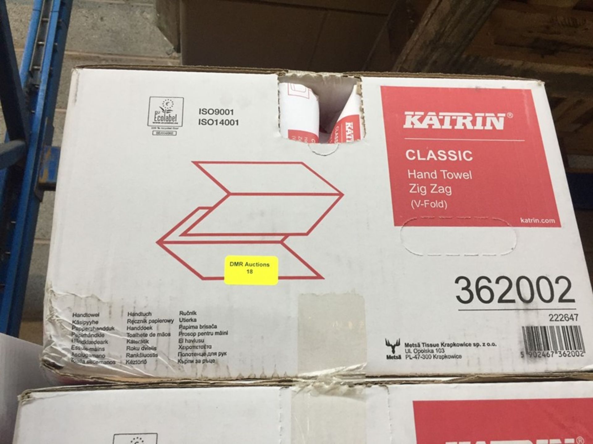 1 LOT TO CONTAIN A BOX OF KATRIN CLASSIC HAND TOWEL ZIG ZAG V-FOLD - L10