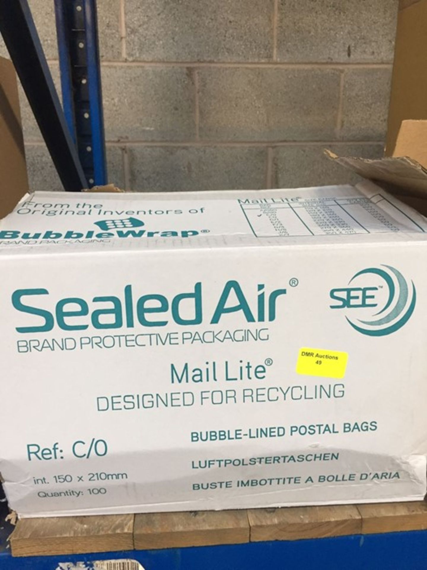 1 LOT TO CONTAIN A BOX OF SEALED AIR MAIL LITE BUBBLE LINED POSTAL BAGS C/0 (BOX IS HALF FULL)