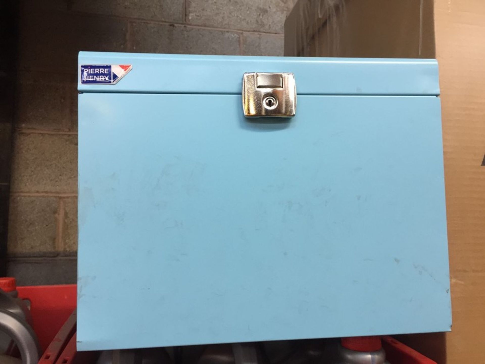 1 LOT TO CONTAIN A LOCKABLE BLUE METAL STORAGE BOX - L10