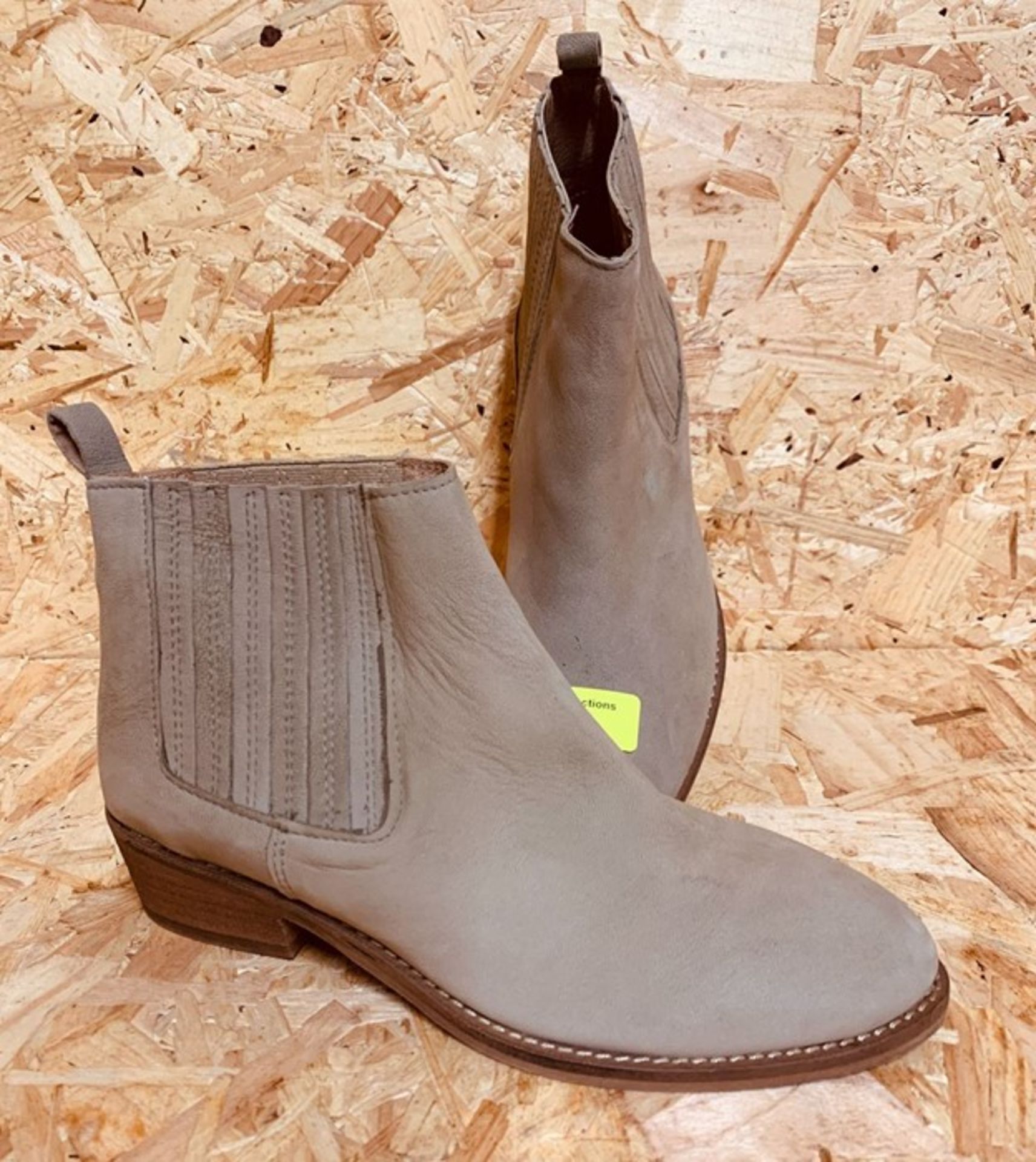 1 X PAIR OF LA REDOUTE COLLECTIONS CHELSEA BOOTS / SIZE: 5.5 UK / GRADE B