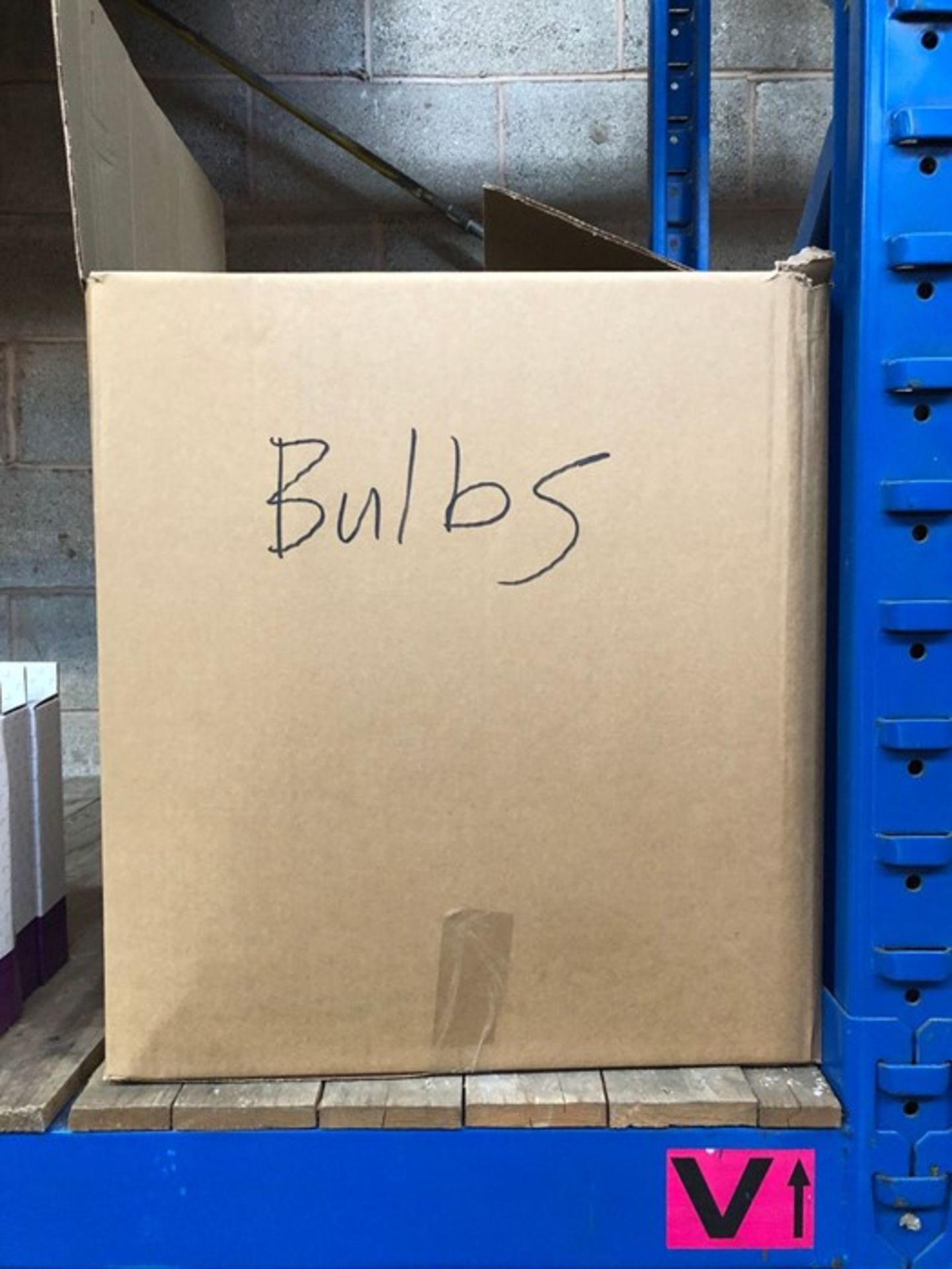 1 X HALF A BOX TO CONTAIN AN ASSORTMENT OF BULBS AND OTHER ELECTRONIC GOODS / CONDITIONS VARY,