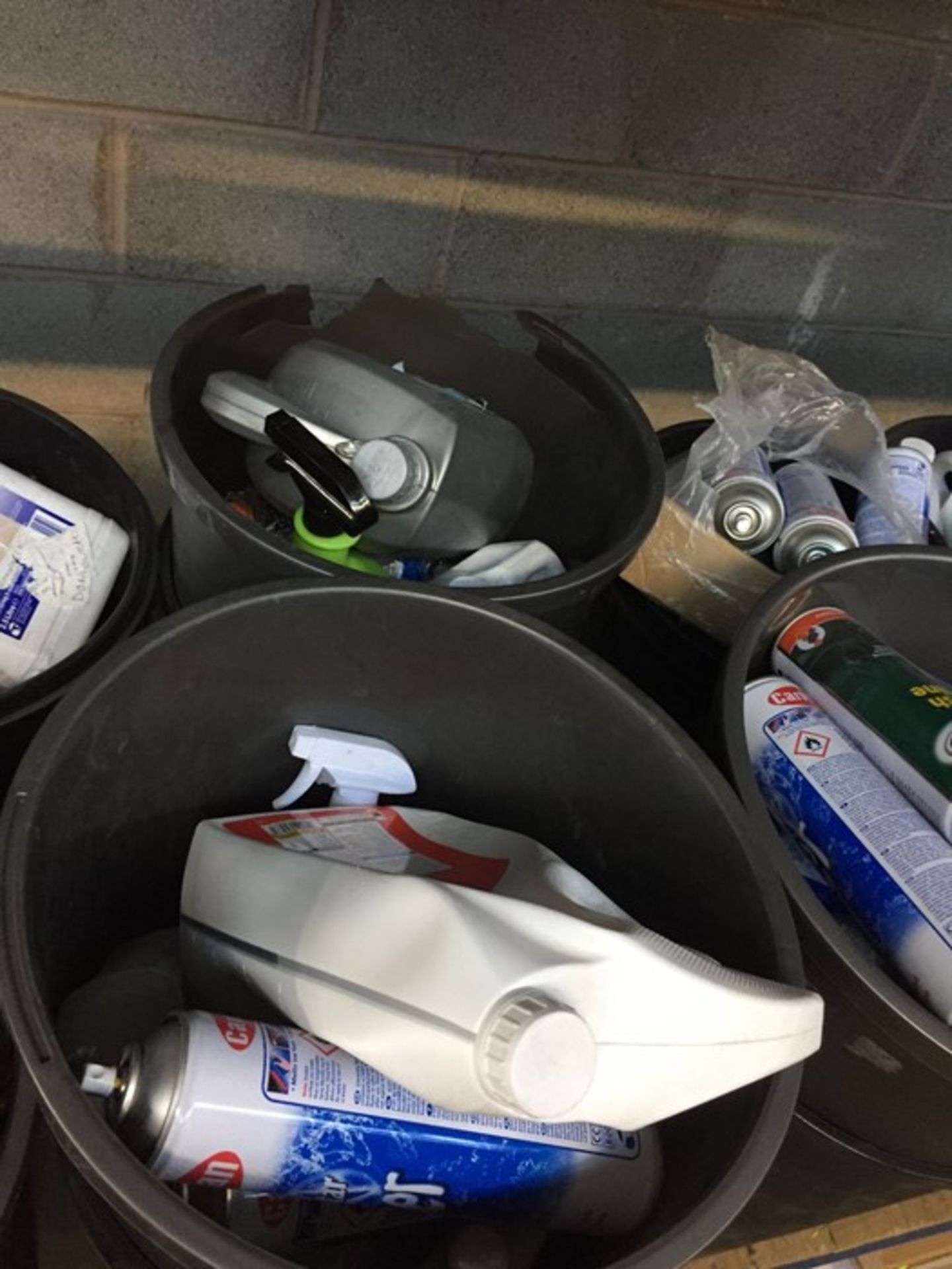 ONE LOT TO CONTAIN 2 LARGE TUBS OF CLEANING CHEMICALS (MOTOR OILS, DE-ICER AND CAR SHAMPOO) (