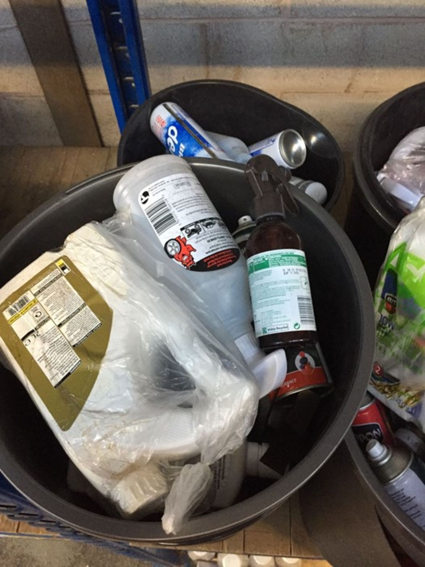 ONE LOT TO CONTAIN 2 LARGE TUBS OF CLEANING CHEMICALS (DE-ICER, CAR SHAMPOO AND MOTOR OILS) (