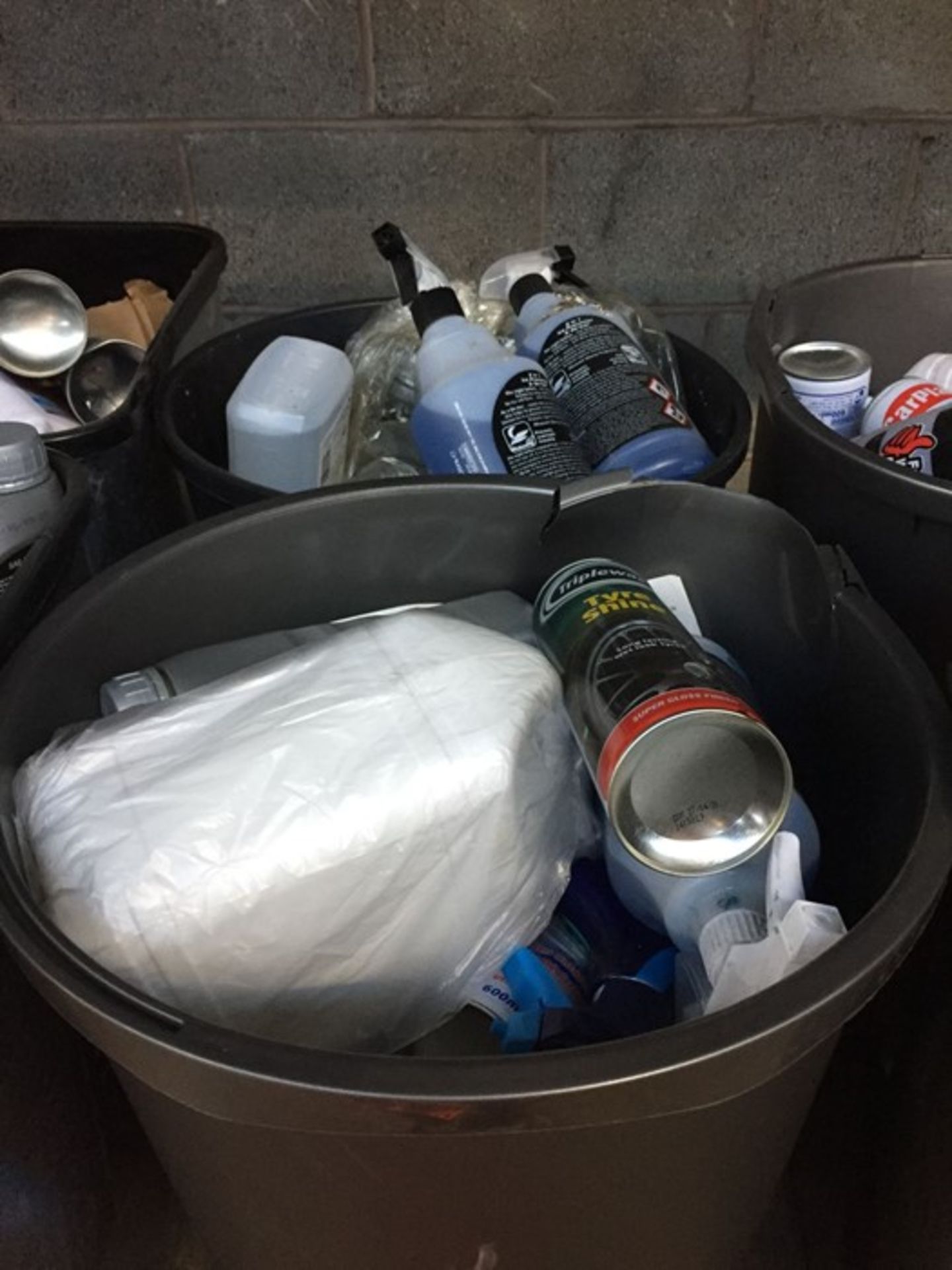 ONE LOT TO CONTAIN 2 LARGE TUBS OF CLEANING CHEMICALS (ANTI-FREEZE AND MOTOR OILS) (UNTESTED