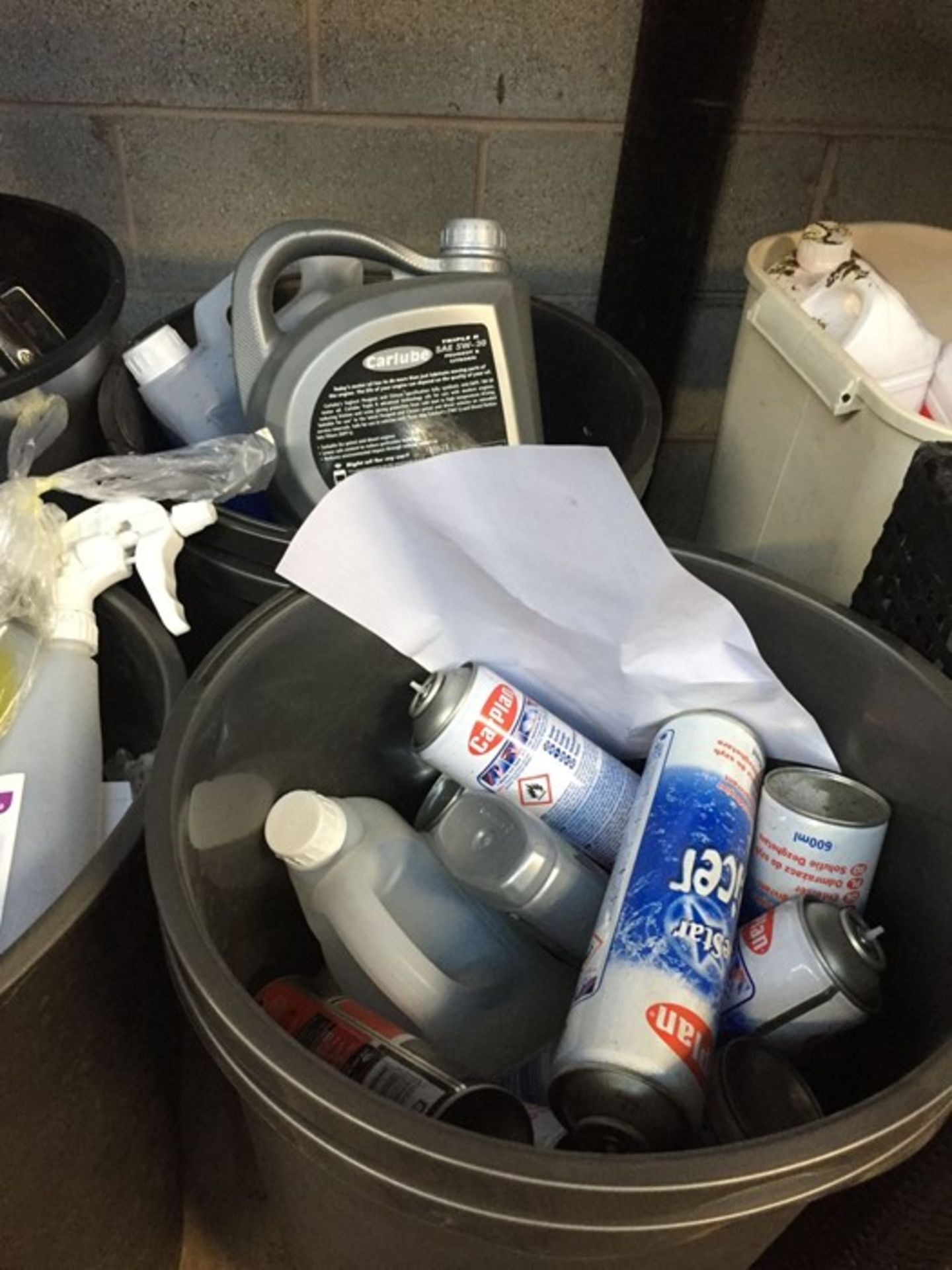 ONE LOT TO CONTAIN 2 LARGE TUBS OF CLEANING CHEMICALS (DE-ICER, CAR SHAMPOOS AND BRAKE FLUID) (