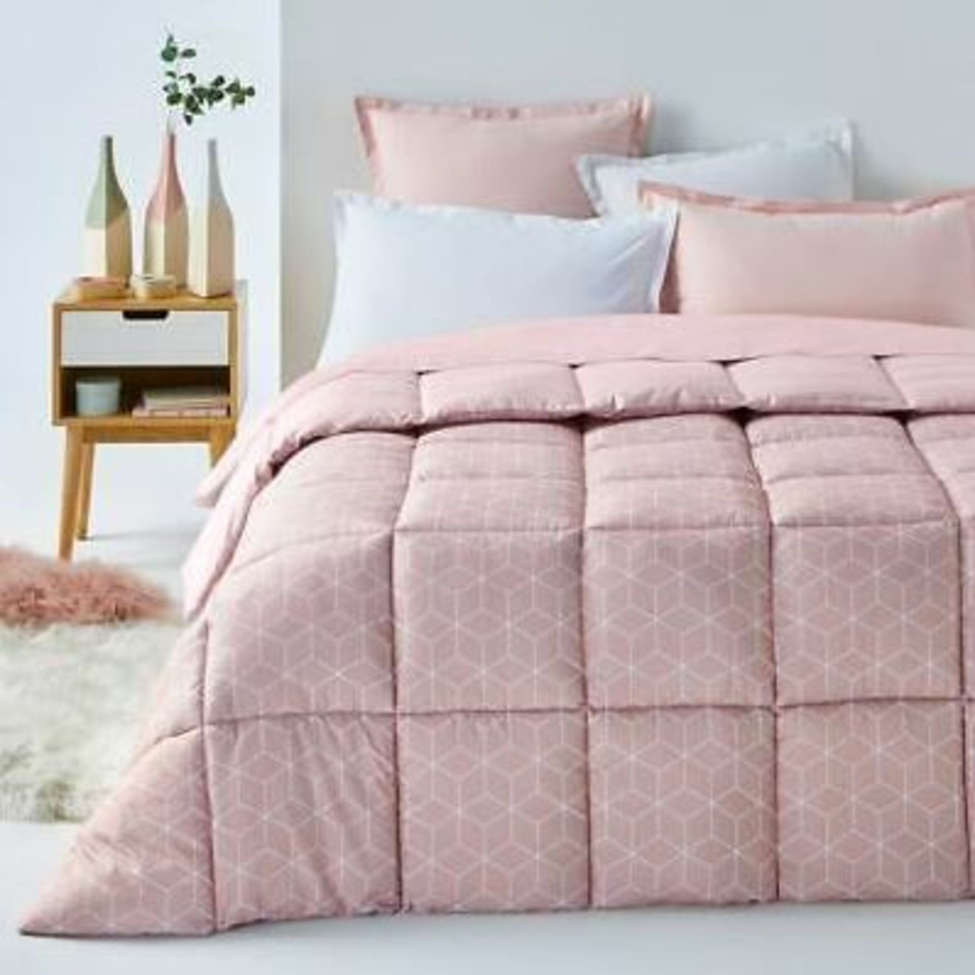 DECIO PRINTED QUILT - PINK/WHITE / SIZE: 140 X 200cm / RRP £50.00 / GRADE A: LIKE NEW, NO APPARENT