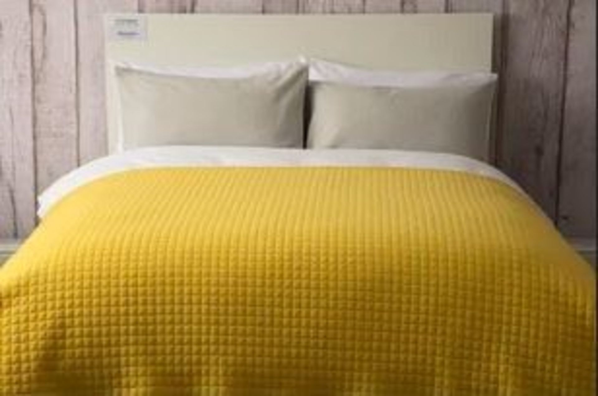 FLUFFY CHISELLED BEDSPREAD - MUSTARD YELLOW / SIZE: 180 X 200cm / RRP £110.00 / GRADE A: LIKE NEW,