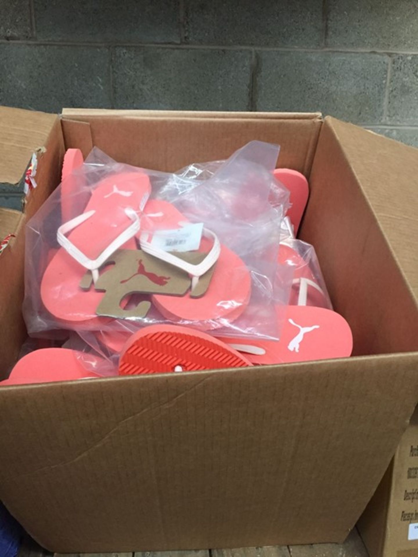 1 LOT TO CONTAIN A BOX OF PUMA FIRST FLIP WNS DOGWOOD SANDALS IN PEACH / RRP £15.00 PER PAIR / SIZES