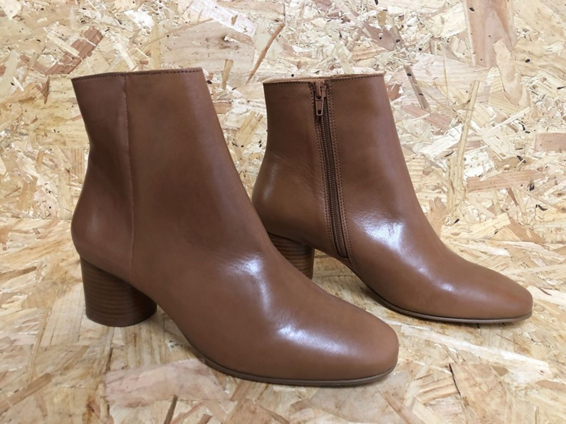 1 X PAIR OF LA REODUTE COLLECTIONS LEATHER ANKLE CHELSEA BOOTS WITH ZIP FASTENING / SIZE: 5 UK / RRP