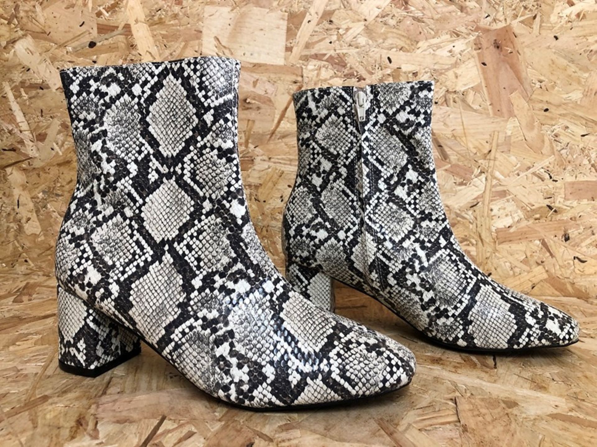 1 X PAIR OF LA REDOUTE COLLECTIONS SNAKE PRINT ANKLE BOOTS WITH BLOCK HEEL / SIZE: 6.5 UK / RRP £